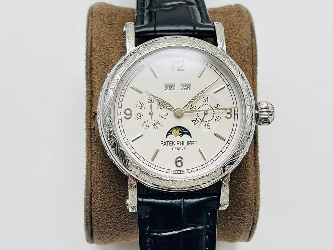 经典再续 百达翡丽古典表系列——5296-001．铂金V4升级版🤩😍细节方面： 1⃣️全新904L打造整体壳套，完善表壳细节，提升打磨质量，独家还原出正品的完美比例和特有质感。日历窗口改大小与正品一致，而非普通正常窗口！ 2⃣️刻度，指针采用最新的贵金属电镀技术加持，效果更佳出彩！ 3⃣️“锅盖型”微凸蓝宝表镜，版型与正品一致，效果通透，辨时清晰。 4⃣️【引领一体机时代】采用定制版Cal.9015改324机芯，超薄稳定性强！ 5⃣️【表带】经典意大利小牛皮表带，纹路清晰，质感上乘。针式表扣打磨齐整光亮，通用原装无压力。