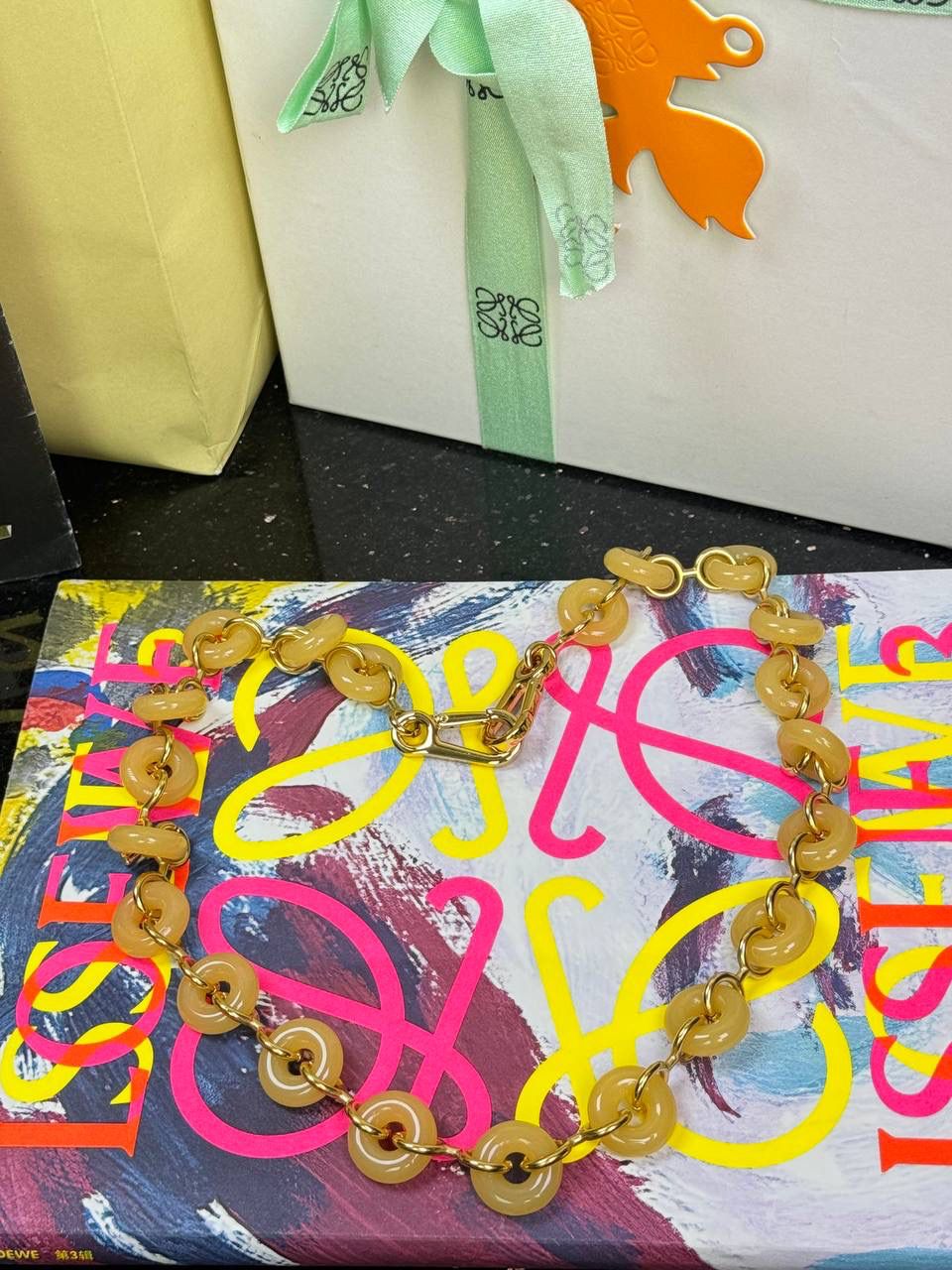 玉饰⛓️链条肩带（黄色） 尺寸：68×1.6×0.5cm 编码：182323 秀场甜甜圈链条同系肩带，进一步突出了手袋的造型高，引入了鲜明活泼的精神态度😉。