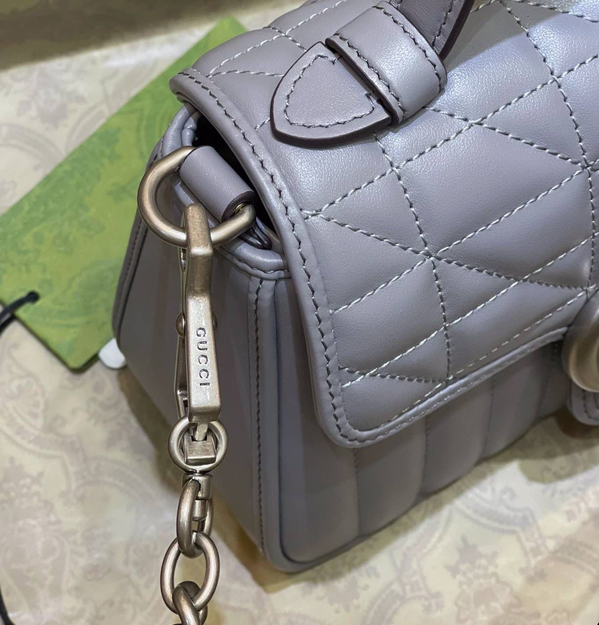 ✈️✈️✈️ 🔥𝙈𝙖𝙧𝙢𝙤𝙣𝙩 菱格原厂皮# ▫️型号583571 ▫️尺寸 21*15.5*8cm G家新款系竖菱格主题，焕新演绎经典造型，选用原厂牛皮材质，饰带银灰色双G，可拆卸金属链肩带设计，可令手提包轻松转换成肩背包，打造多种携带选择。