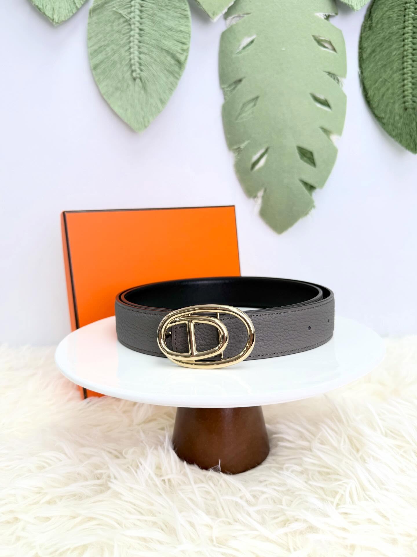 HERMES🤍PRE OWNED🧡全新 豬鼻子金扣 灰色皮帶  配件 - 塵袋、盒  💰價錢 - $7980  #AOAOCAVEHERMES🫶🏻 #收袋王  喜歡的話快點pm/whatsapp 我們💓 銷售熱線51111 321（whatsapp)  我們服務包括有：手袋飾物回收、手袋置換(一換一、一換多也可以） 、專業手袋鑑證、專業手袋護理  購買方法 🏢親臨門市 荃灣南豐中心15樓1521室（荃灣地鐵站a出口1分鐘到）敬請預約 ❤️只賣正品正貨，任驗💓🫰🏻 ❤️‍🔥本店為香港註冊公司絕對真貨，信心保證👍🏻 🫰🏻本店設有鑑證服務，有駐場鑑證師  ✨歡迎追蹤我哋各個平台緊貼最新優惠x貨品🔥😍 👇🏻👇🏻👇🏻👇🏻👇🏻👇🏻👇🏻👇🏻  ⭐️Instagram: aoaocave  🌈Facebook: aoaocave收袋王  🔥Carousell: acluxuryhk  👆🏻👆🏻👆🏻👆🏻👆🏻👆🏻👆🏻👆🏻  ___________________________  Disclaimer🫰🏻All trademarks and copyrights are reserved to the original brand holders. @AOAOCAVE sells only authentic goods and is not affiliated with any of the brands mentioned.  @AOAOCAVE 跟任何品牌無關，而且沒有持有任何品牌資版權，亦沒有與任何品牌合作。所有商標及版權歸屬於品牌坊所有，帖子只作分享用途。  #aoaocave #手袋回收 #名牌買賣