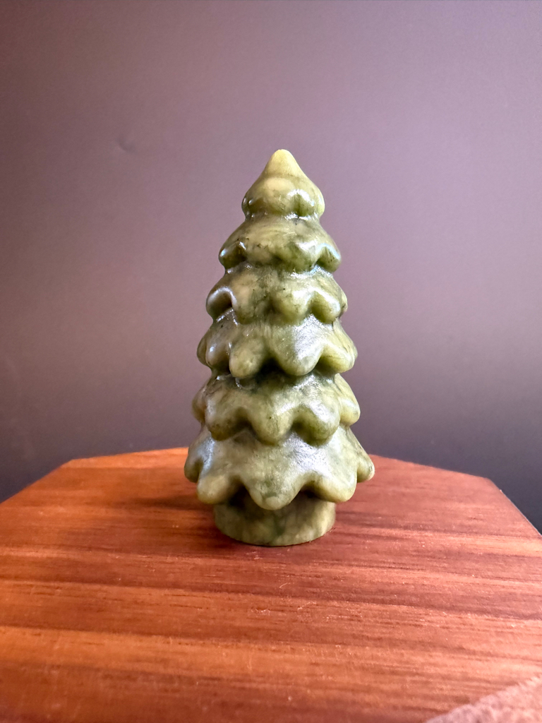 岫玉／青海翠聖誕小樹擺件｜Xiuyan Jade／Qinghai Cui Christmas Tree Ornament｜約3.5 × 6cm