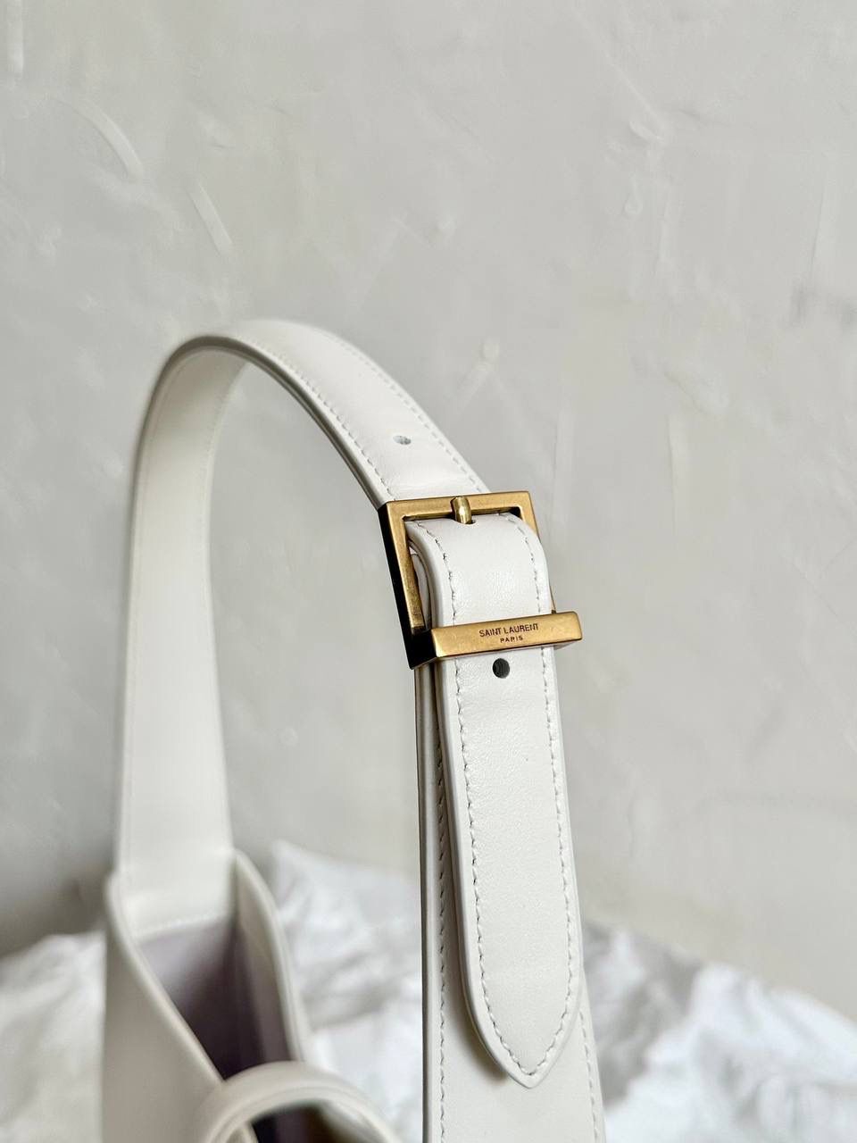 ys1 le5à7 光滑牛皮腋下包鳄鱼纹🐊 没找到他们家出的包包越来越极简主义 线条流畅，没有一丝一毫多余的废话 包身正面的一个logo说明一切 能留下来的都是这种简单款 日常最好搭配的也是这种 头层牛皮不仅光滑 皮感摸起来还有一点点韧度 内里搭配了我最爱的麂皮 真的是里里外外都非常打动人🖤 我的私心强推！ 23×16×6.5cm651350m