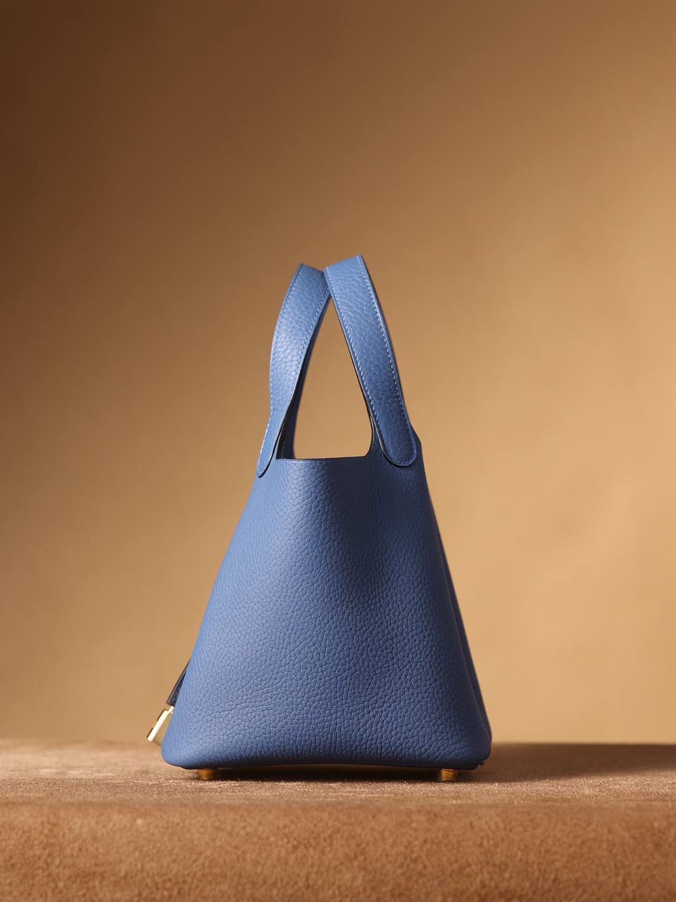 H菜篮子❤️ 玛瑙蓝蓝18cm金扣 独家渠道货！独家背景！高清实拍图！ 每个细节可放大看，全网天花板级别的菜篮子，独一无二的过验产品，每个细节都是对版的！ 纯手工制作、细工慢活、工匠精神雕刻的艺术精品！0售后，包满意！奢侈品中的精品之作！ 尺寸：18 X 19 X 13.5cm