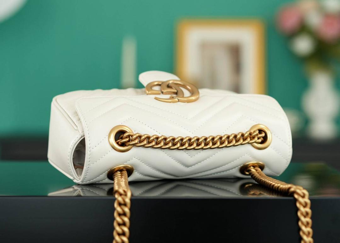 👜Marmont系列肩背包经典款 白色 22cm💕 （原厂皮 全铜五金） 正品售价¥18.000 独家原厂皮发售 限量级别 GG招牌款，镇店之宝 白色真的超级温柔又高级！ 原厂牛皮搭配经典的双G扣，复古做旧风格 背上就有白富美即视感， 属于所有人都能驾驭的颜色 官方款号 446744 尺寸小号：22x13x6cm 尺寸大号：26x15x7cm