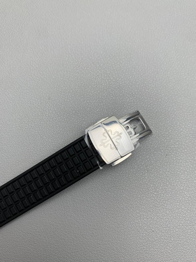 百达翡丽 5067A 手雷 石英女表 ——PPF继续购入原装PP--5067A腕表，独立拆解开模。完美还原PATEK PHILIPPE--5067A全系列石英腕表，带来全网最佳的复刻产品和极致体验。 【表带 扣】 1.采用与原装一致的天然复合橡胶（Tropical）材质，经久耐磨，可抵抗海水侵蚀和紫外线辐射。 2.完美克隆Aquanaut最新表扣，即使在非常细小的拐角处上也做有倒角润饰，确保还原正品般的舒适感。 【表壳】 1.腕表尺寸35.6X7.7mm 圆润的八角形表壳与原装一致，保持着复古的造型和精湛的打磨。 2.旋入式把头设计和实心底盖吻合与原版 3.表圈镶嵌46颗顶级施华洛世奇水晶（共计1克拉） 【机芯】 瑞士石英机芯改PPCal.E23-250芯。走时稳定，续航持久，性价比超高。