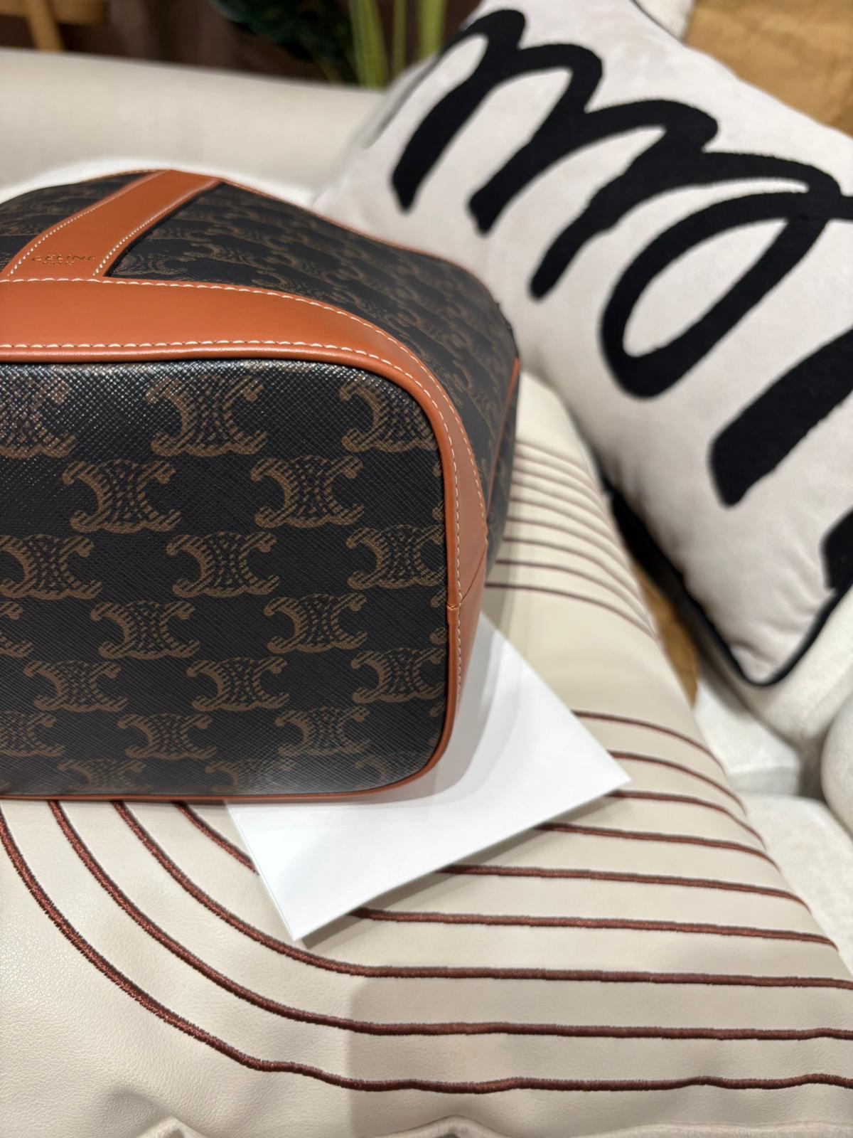 未使用品 CELINE SMALL BUCKET IN TRIOMPHE bag 100%Authentic, 未使用Unused ✅專門店收據 ✅塵袋 