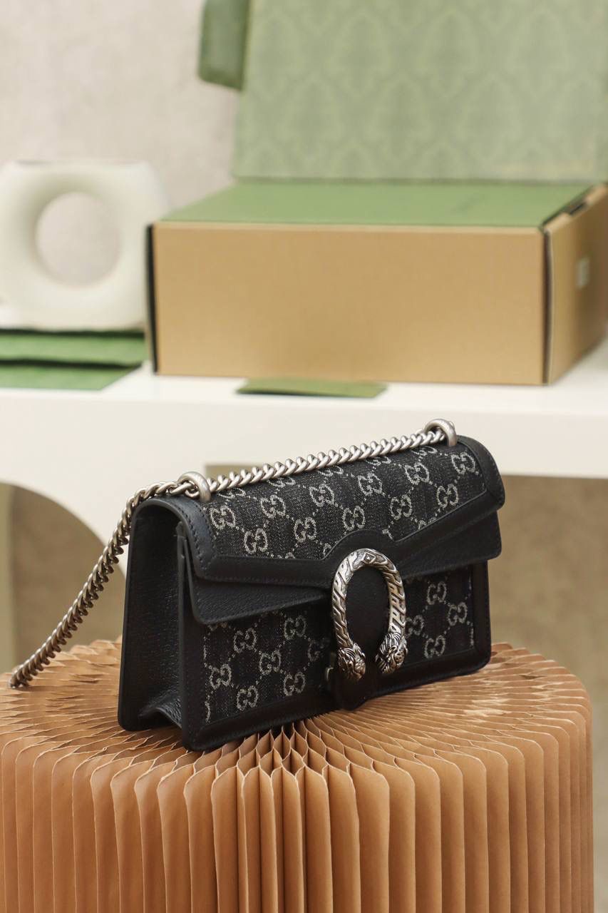 𝐃𝐢𝐨𝐧𝐲𝐬𝐮𝐬 𝐃𝐞𝐧𝐢𝐦 𝟐𝟓【全铜五金499623】原厂皮 ▪️尺寸大号：25*13.5*7cm▪️ 尺寸小号：16.5*10*4cm 质感十足的虎头设计是𝑫𝒊𝒐𝒏𝒚𝒔𝒖𝒔系列的经典特征，𝑫𝒆𝒏𝒊𝒎黑丹尼牛仔系列，搭配经典的元素，有一种复古与狂野完美融合的氛围，黑牛仔的质感，让酒神系列显得更加年轻化， 更加时髦感十足，复古百搭更加耐看，酷感十足，暗黑牛仔与老花的邂逅充满惊喜，永不过时的丹宁元素，必入款， 这次袭卷了神秘又不失格调的黑色丹尼牛仔系列！🔥🔥