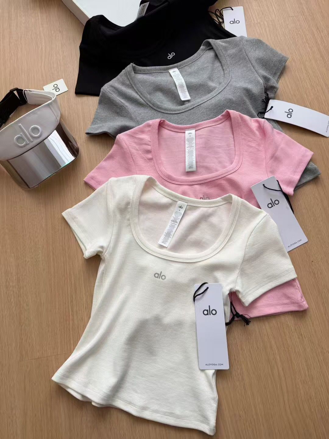 $85件。2件起$75件。Alo修身U領短袖