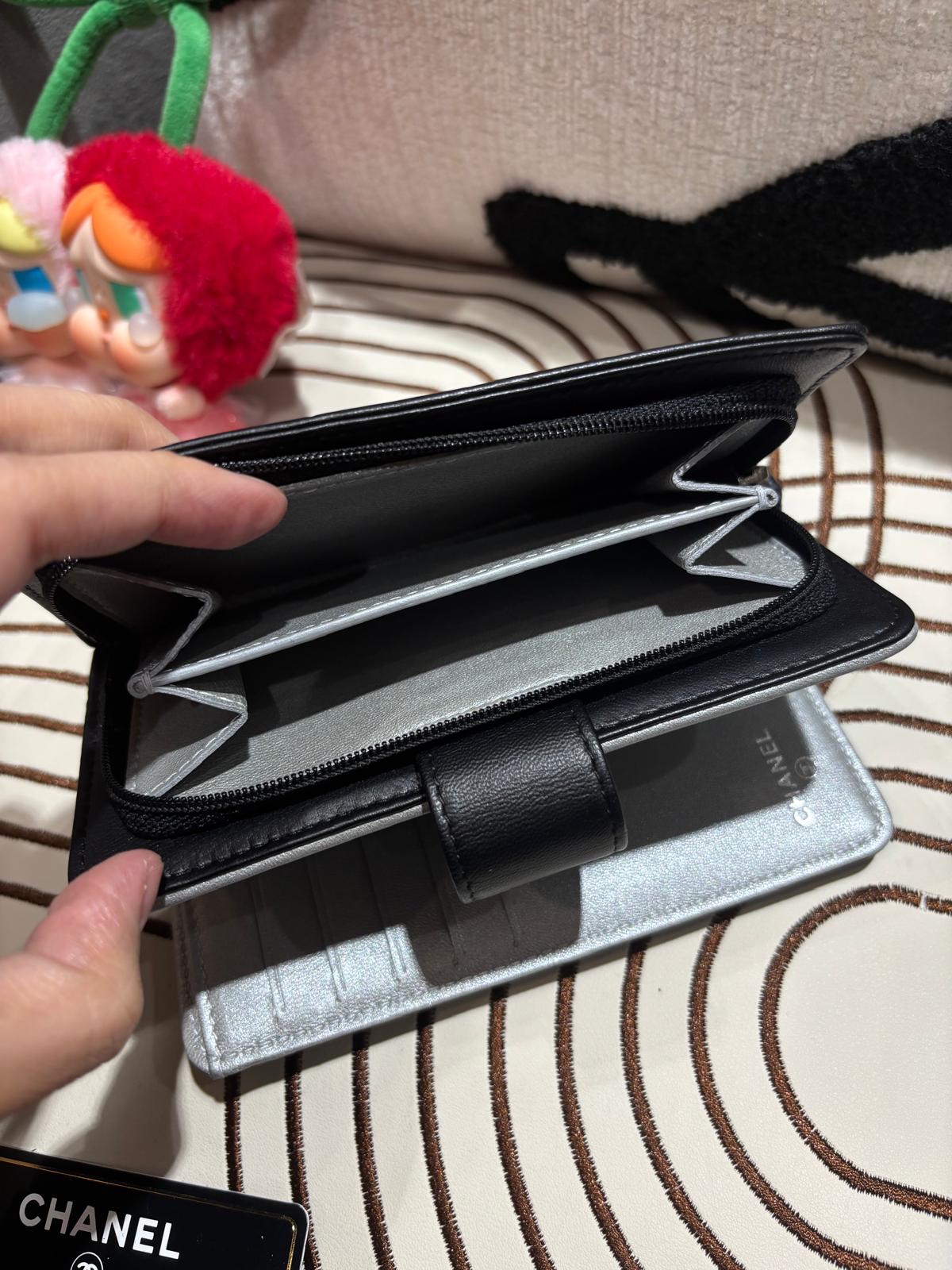 CHANEL Camellia Short Wallet 黑色小羊皮山茶花壓紋短銀包 100%Authentic, 98%New ✅17card ✅box