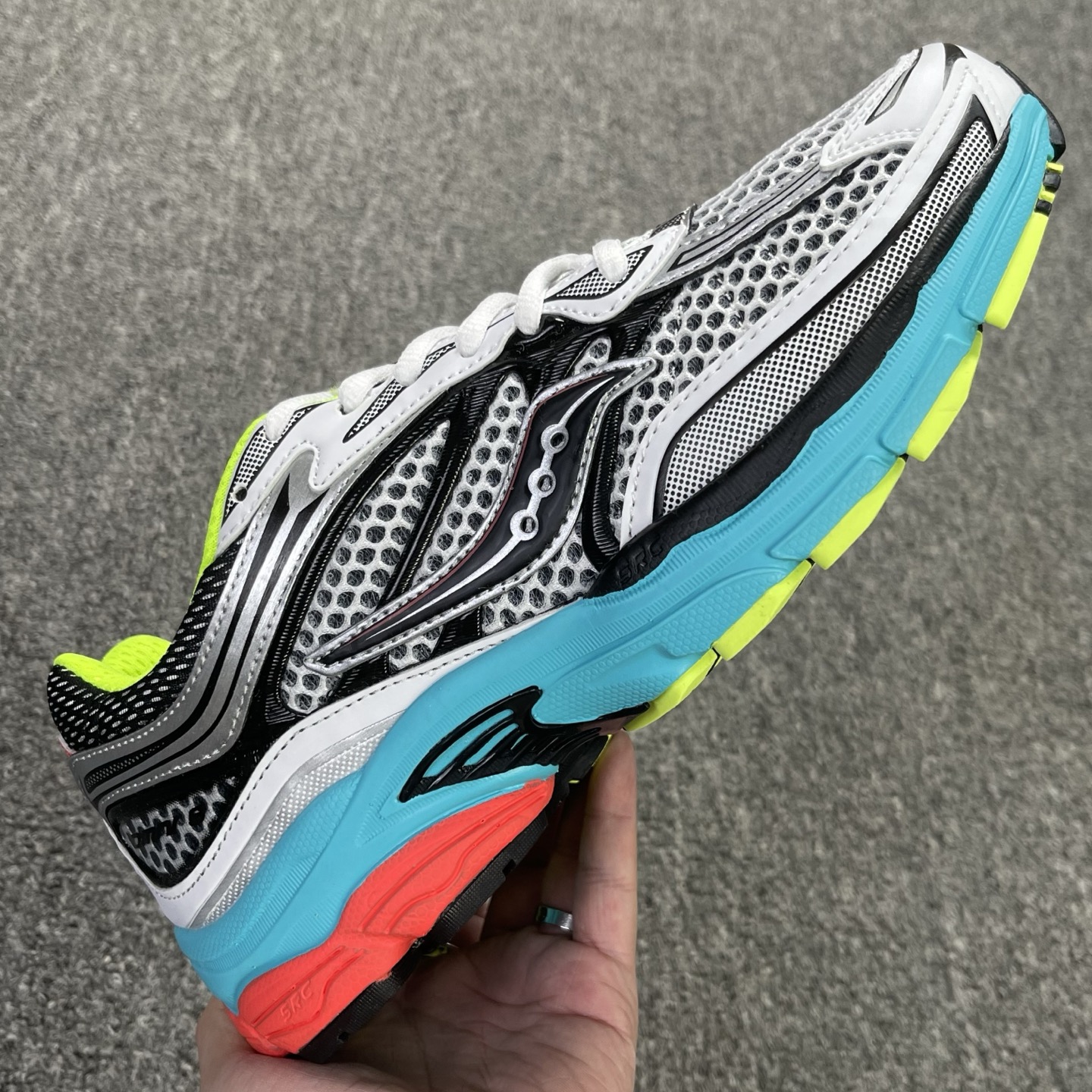 Saucony ProGrid Omni 9