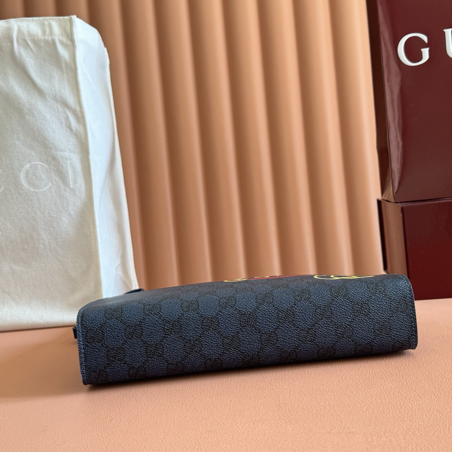 【原單】GUCCI 新年系列互扣式馬鐙印花手拿袋