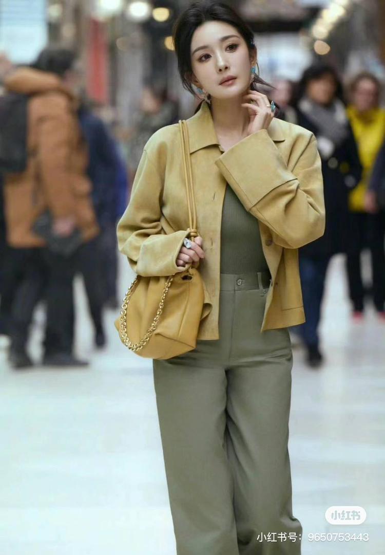 🎈中号链条款𝙁𝙡𝙖𝙢𝙚𝙣𝙘𝙤 𝙋𝙪𝙧𝙨𝙚羊皮 ——【沙漠黄】 尺寸：𝟯𝟬-𝟭𝟬.𝟓-𝟮𝟬𝐜𝐦 编码：012403 👉🏻延续福袋收缩绳褶皱设计，羊皮包身手感细腻柔软❤️ 👉🏻链条肩带➕皮肩带的双肩带设计，时尚百搭，给足了集美们多样化的选择。肩带可拆卸可调节，磁扣开合，正面烫金𝙇𝙤𝙜𝙤，呈现出高贵典雅的视觉感😍 👉🏻独家背景➕独家品质➕独家全套砖柜礼盒套装，市场高端品质皆在我手✌🏻