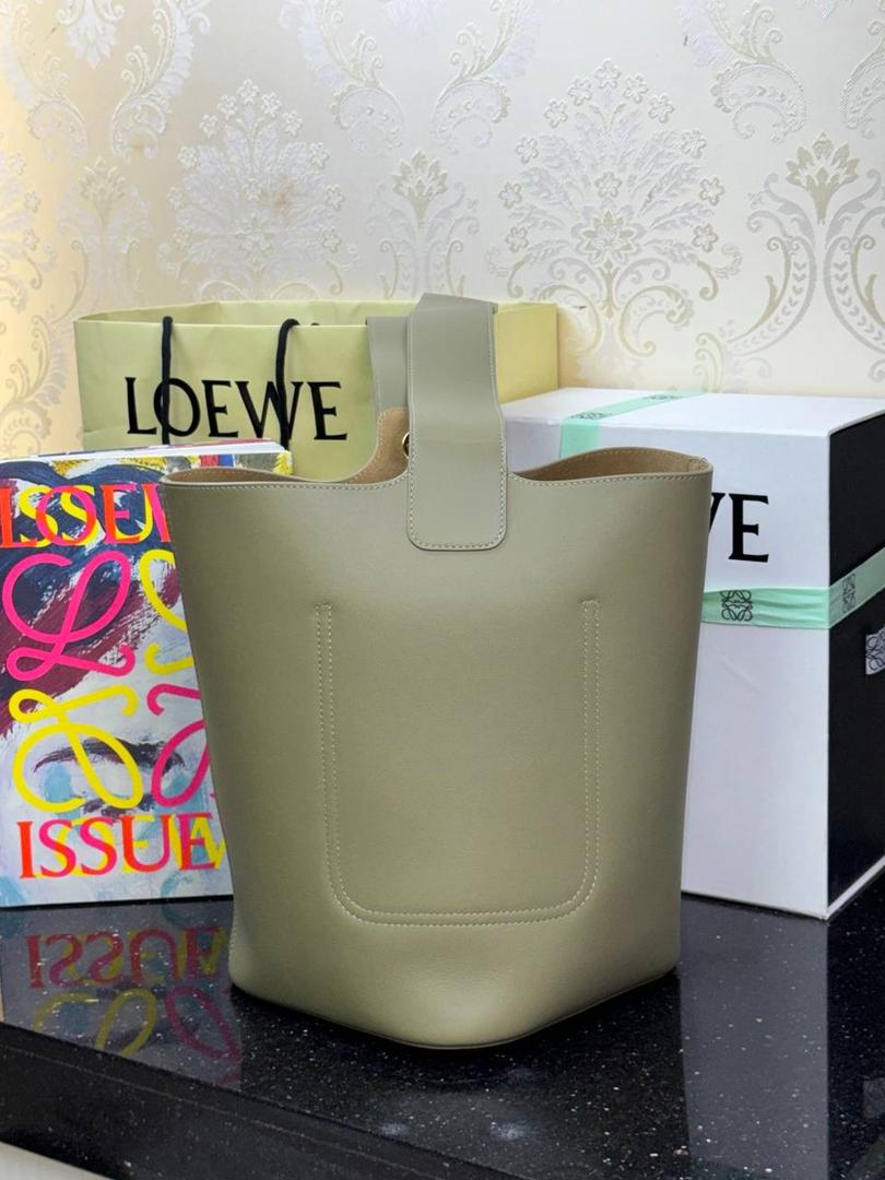 24𝙨𝙨 𝙋𝙚𝙗𝙗𝙡𝙚 𝘽𝙪𝙘𝙠𝙚𝙩 「中号/桉树绿」 独家新款首发‼️‼️ 尺寸：𝟐𝟒.𝟓-𝟐𝟑.𝟓-𝟐𝟖cm 编码：062341 将最纯粹的简约线条与瞩目设计风格巧妙融合，造就别具一格的创新手袋。 标志性的Anagram雕刻五金兼具装饰和实用功能，🉑调节肩带长度适合多种背法，独特的扭曲结构与微妙的细节相得益彰。