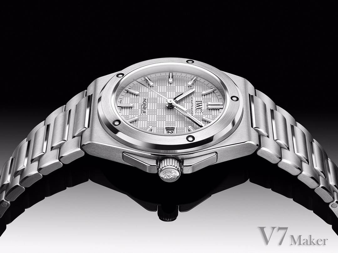 新作最特别之处在于表盘再现原版 Ingenieur SL 使用的「网格」饰纹，制作时需要在铁质表盘底座上冲压形成凹雕纹路，再经过镀锌处理。该图案由相互垂直的细线组成，压印于软铁坯件后再经电镀工艺处理。该图案覆盖整个表盘内部区域，而环绕分钟刻度的表盘外部区域仍然保持光滑。IWC标识的比例及其在表盘上的位置经过精心调整，可以确保它与“网格”图案严密对齐。涂覆夜光材料的时标确保在夜间依然清晰易读 表盘采用大三针布局，时标和秒针同样回归了70年代的造型，3点为日历窗，6点则是「INGENIEUR」标志。