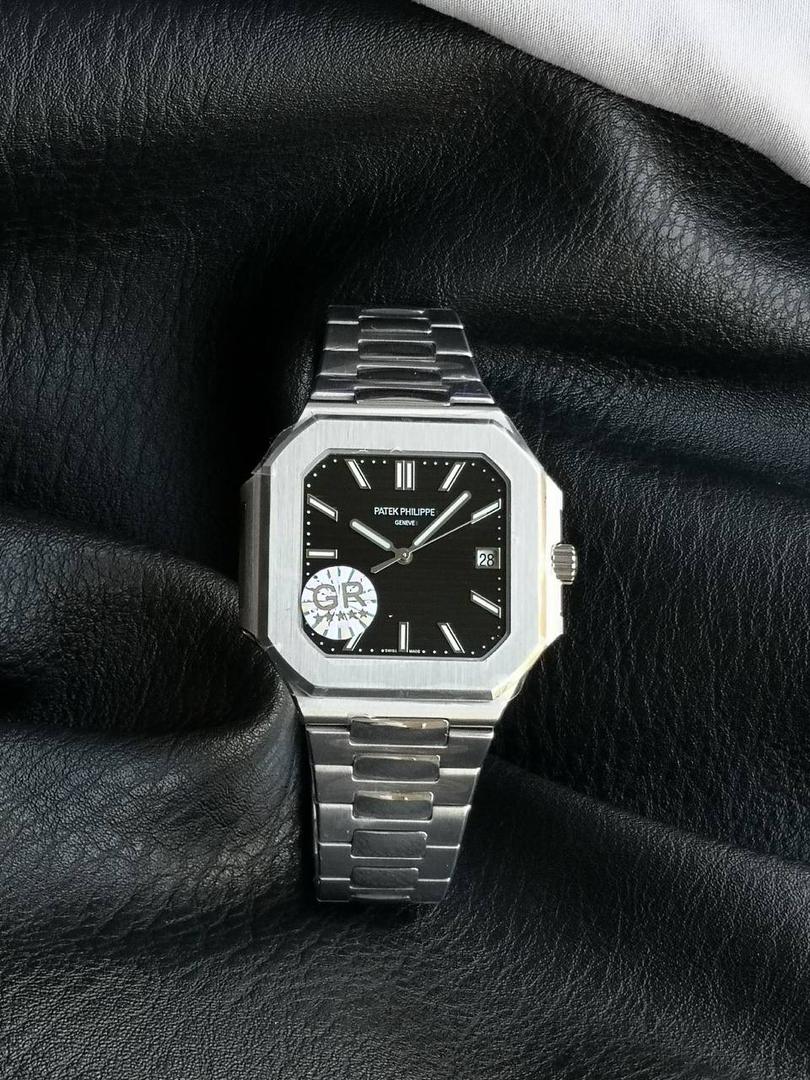 百达翡丽 方形 新系列CUBITUS 5821腕表 亮点特色：1️⃣机芯:搭载定制9015改Cal.26-330 SC一体机，调时不停秒，调时不停秒，摆轮位置均与正品一致，自动上链机芯。2️⃣钢带:316L定制级人体工程学表带，新扣款式。3️⃣表壳:尺寸45毫米厚度仅8.3mm，为表壳对角线长度(即10点位至4点位),因为表壳近似于方形，上下边的宽度会小于这一数值，所以视觉效果并不是很大。 搭配上，5821属于运动风格腕表，日常搭配正装和休闲风格也可以。