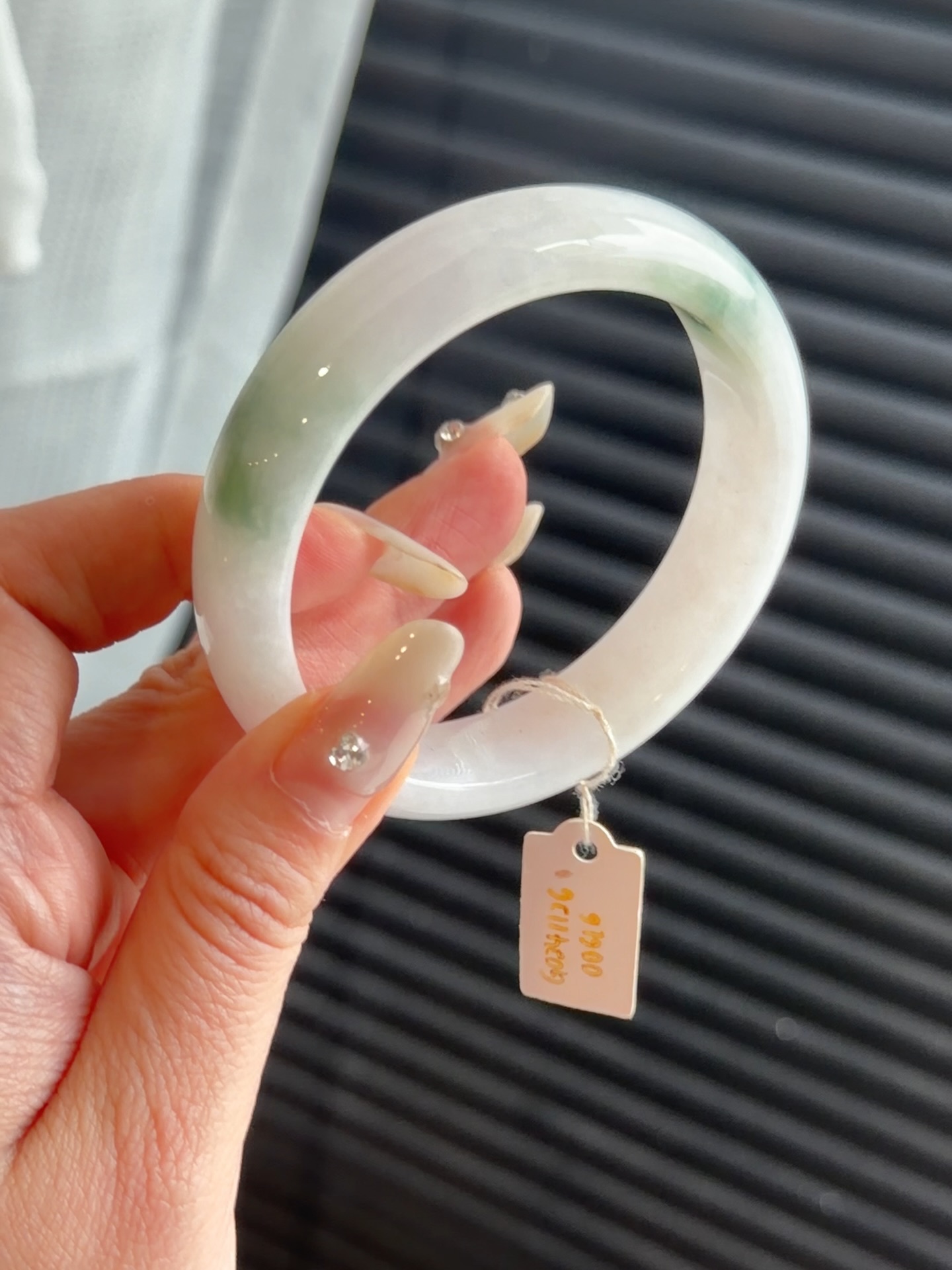 ✨ 马来西亚现货 ✨精品手镯 · 实物更美💗 54圈口粉冰飘花翡翠手镯，种水通透，透着几抹淡淡的粉色，飘花也灵动，很有灵气的一支手镯💎 尺寸圈口：  54 mm ｜ 宽度：13 mm ｜ 厚度：7 mm📄 附权威证书🕊 支持鉴赏期🌍 全球配送喜欢的宝宝欢迎 DM 💌先到先得，不留#马来西亚翡翠 #怡保 #吉隆坡 #新山 #新加坡