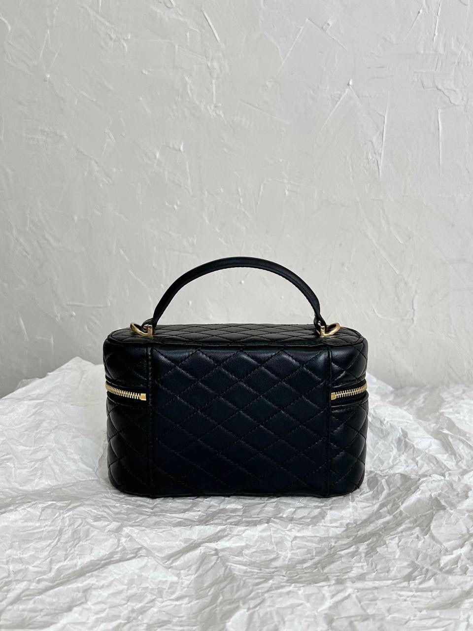 ys1 mini gaby vanity手提小盒子 黑色🤍 小可爱来袭，嘿嘿嘿 他们家不只是大包精彩 小包设计得也很出彩 它是有点箱包的设计 像个化妆包，也像小废包 但是它一点都不"废"哦 容量超级优秀，放手机📱正正好 这个包难做的是它的菱格的蓬度 不能完全平整，也不能像小香那样的蓬 微微鼓起的内托最难做 就是所谓的"肉感" 小羊皮的细腻程度也是和zp一样的 市场上你们可以去对比这只包的做法 整只包的灵魂我们是研究透了的！😍💕 18×11×6.5cm766731m