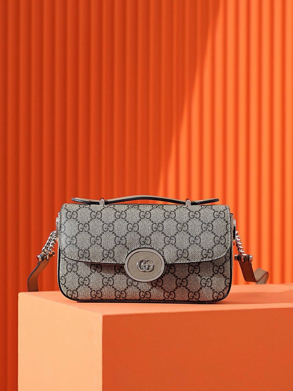 𝐏𝐄𝐓𝐈𝐓𝐄 𝐆𝐆系列# 739722# YY#😍😍 ❐ 尺寸：21*10*5𝐜𝐦 ❐ 𝐆𝐮𝐜𝐜𝐢 𝐏𝐞𝐭𝐢𝐭𝐞系列呈现出极筒主义的美 ！ 复古的设计 简约的线条感以及精致的双G锁扣，让整体的包包散发出了落落大方的气息！ 任何场合、任何风格的搭配它都能给你体现出不同的感觉！ 多种背法，容纳量也是非常🉑！ 日常搭配打理最佳选择，必入款！