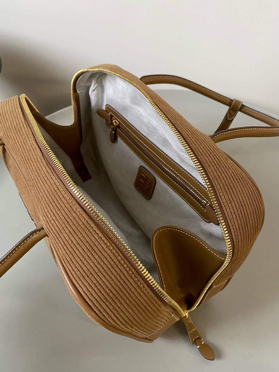 🈶肉桂色 𝗠𝗶𝘂𝗠𝗶𝘂 公文包，大爆款 火爆全网miu系灯芯绒来啦！ 软绵绵质感，秋冬季的断货王！！ 它的质地厚实结实却又柔软舒适 是时尚界中不可或缺的百搭单品了 超大容量更不用多说，挺阔感满分 整体非常慵懒惬意，真的做到好看 好背 好用 34×20×10cm #F0020m