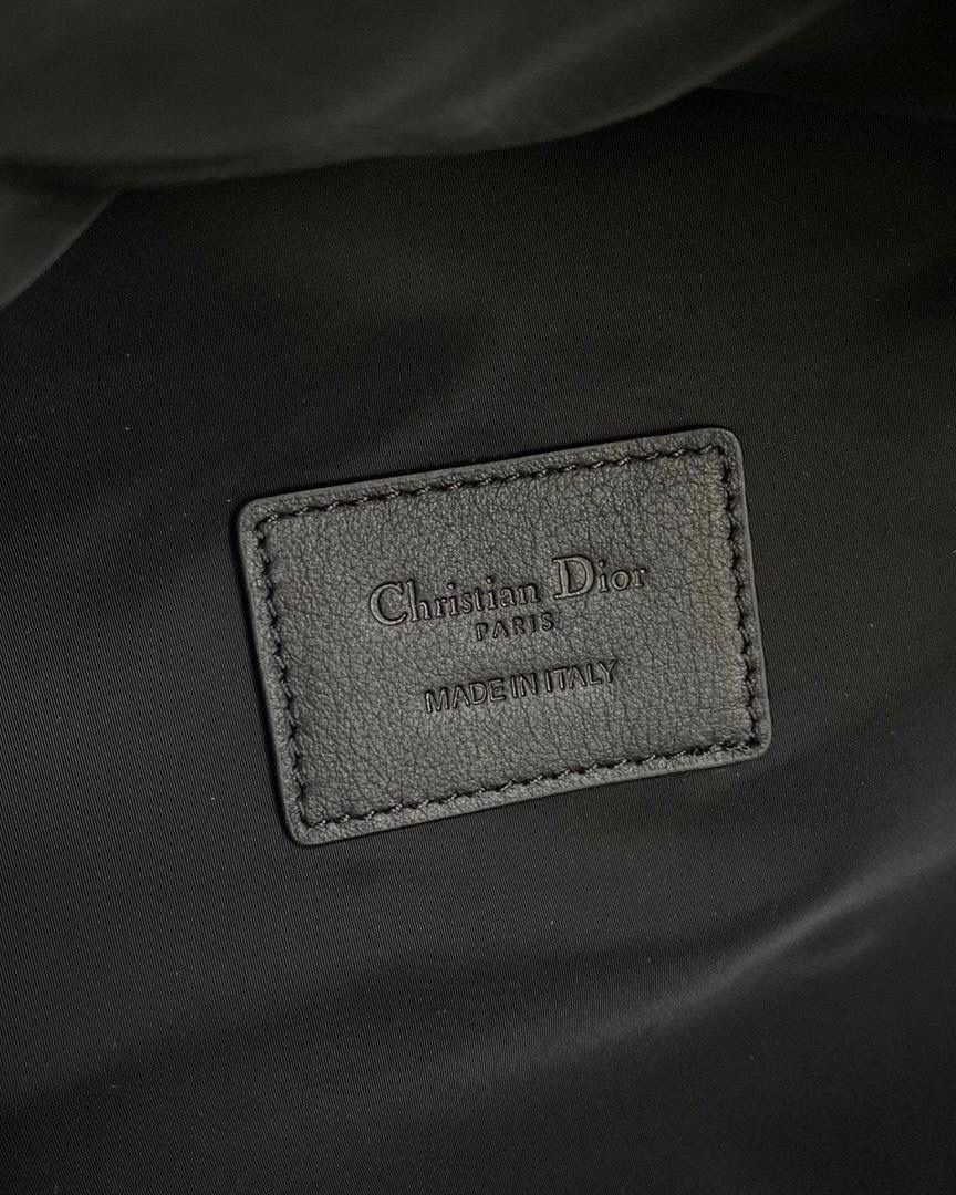 刺绣蓝🈶 𝗖𝗗 𝗢𝗯𝗹𝗶𝗾𝘂𝗲刺绣双肩背包🎒 除了经典的老花帆布款，就属它最热门 独家定制对版布料，立体刺绣工艺已经做的非常成熟！包身轻盈，内里尼龙材质很好打理！ 一包走天下的双肩包，对于出门旅行不喜欢拉旅行箱的游者或上班族真的是再适合不过了！双手推荐🙌🏻 35×41×15cm #M931m