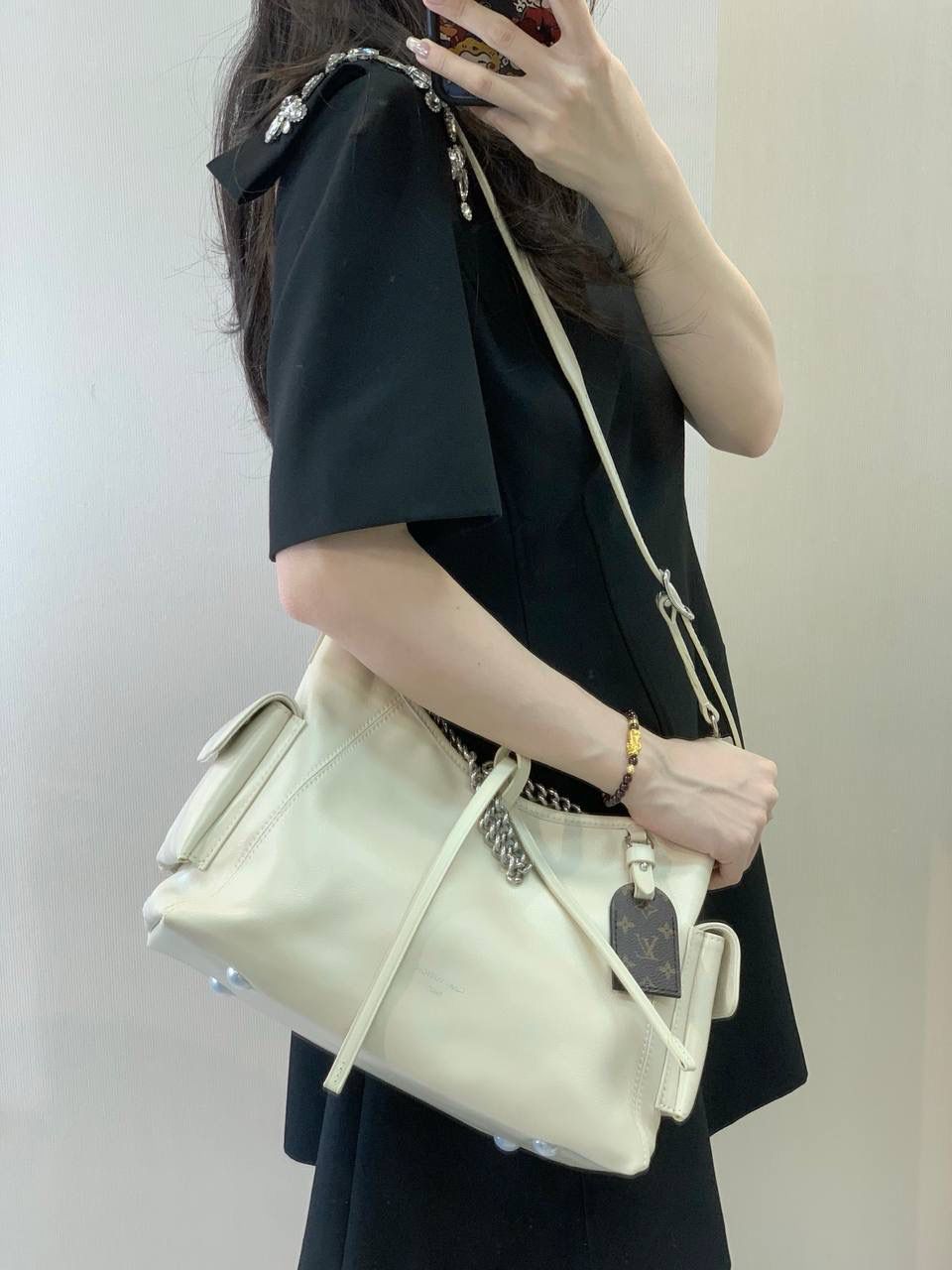 LV奶白色 Carryall👜✨ 噢莫噢莫！！ 奶白色的也太乖太奶了 一整个大心动了！！！ 全皮质感高级感满满💯 而且肩带是老花的 真的太爱了！🥹❤️