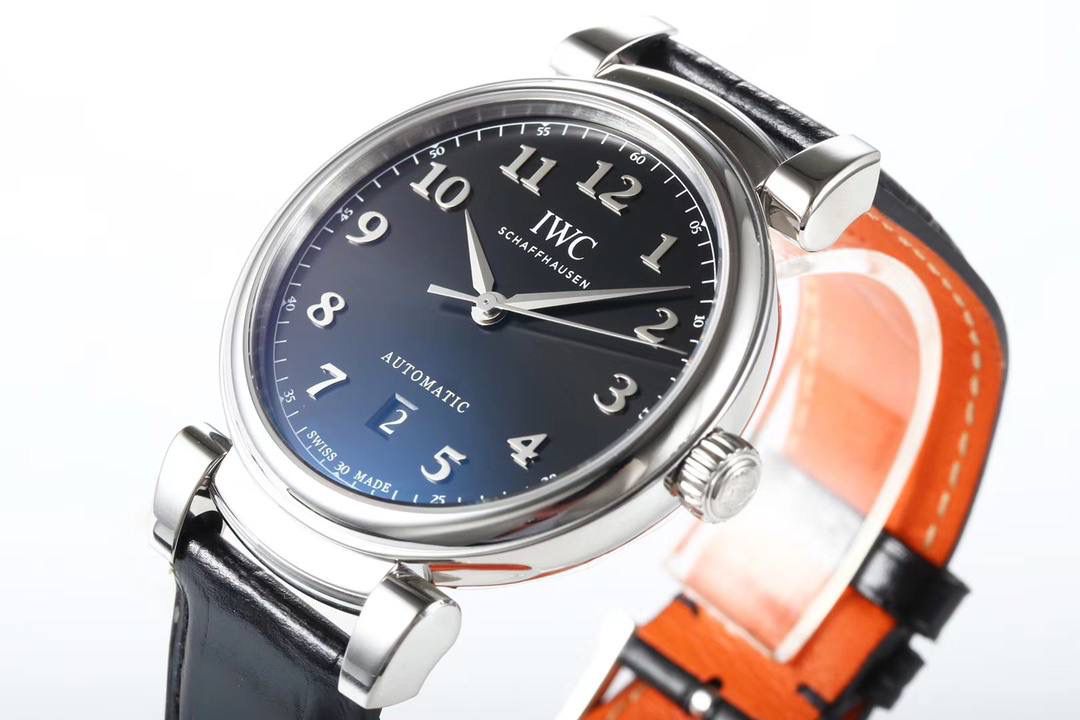 IWC达文西系列 【温文尔雅 表中典范】MK万国新款腕表——达文西356601横空出世。尺寸40毫米X10毫米 柔软耐用的ITALY小牛皮表带配合传统式精钢表扣，最大限度满足了舒服贴手的体验。【表壳】每一个浑圆型的表壳都经过mk制表师专心致志的打磨，可移动式表耳使表带更加贴合手腕。两者配合使腕表产生独特的复古魅力。【表盘】铜制的表盘加入镀银的工艺 mk探索正品工艺不断挖掘原装技术本源。每一个阿拉伯刻度都由mk制表师镶贴而上，体现其精湛的技艺。字面上的logo印刷采用于原装一样的浮雕式印刷工艺，美轮美奂且富有立体感。【机芯】采用优雅纤薄的海鸥2892自动上弦机芯，具备逆时针调试日历的功能（吻合正品）我们精心制作出万国表独特的外观魅力，更是追求复刻其内在的灵魂。