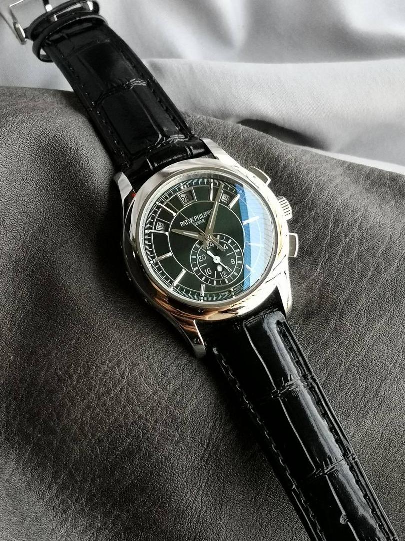2024墙裂推荐 重金打造经典时计】——百达.翡丽复杂功能系列5905R-010重磅登场，迄今推出的首款Nautilus复杂腕表，以超复杂的工艺技术打造休闲运动腕表。 1⃣️小身板大能量：尽揽以下功能∶12点位日历功能 10点位星期功能 2点位星期功能 6点位24小时。所有功能都可正常使用。 2⃣️机芯采用复刻版Cal.240自动上链机芯，在实现外观的逼真前提下，功能一并完美诠释。 3⃣️改装大师独立制表人，倾情参与定制改装表盘颜色，给予独一无二的腕表增添有趣的灵魂！ 匠心力作 欢迎各位表友品鉴！
