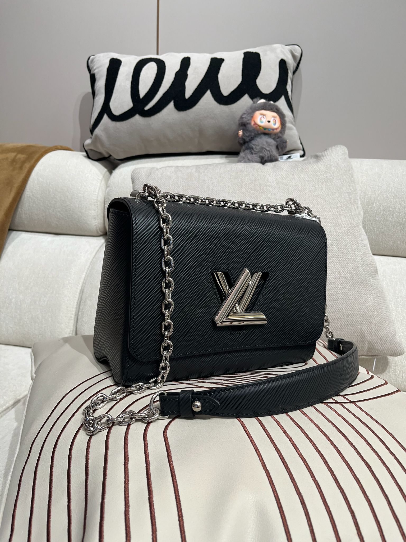 Lv twist mm epi M21110  100%Authentic ,98%new ✅mirror✅dust bag 專門店售價💰 $39,000  