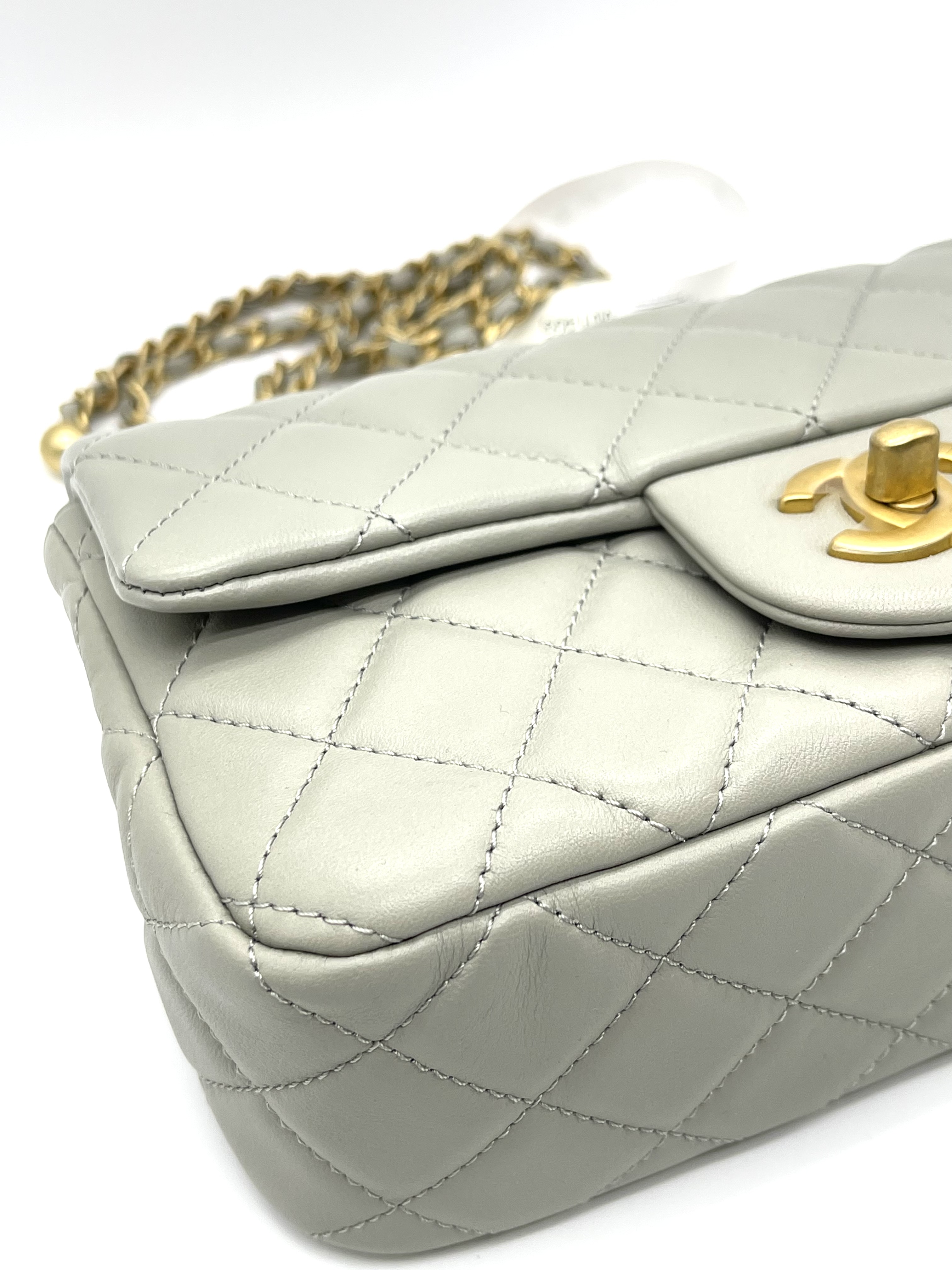 Pre-owned Chanel Mini Square Flap Bag / Product Code: 26032305