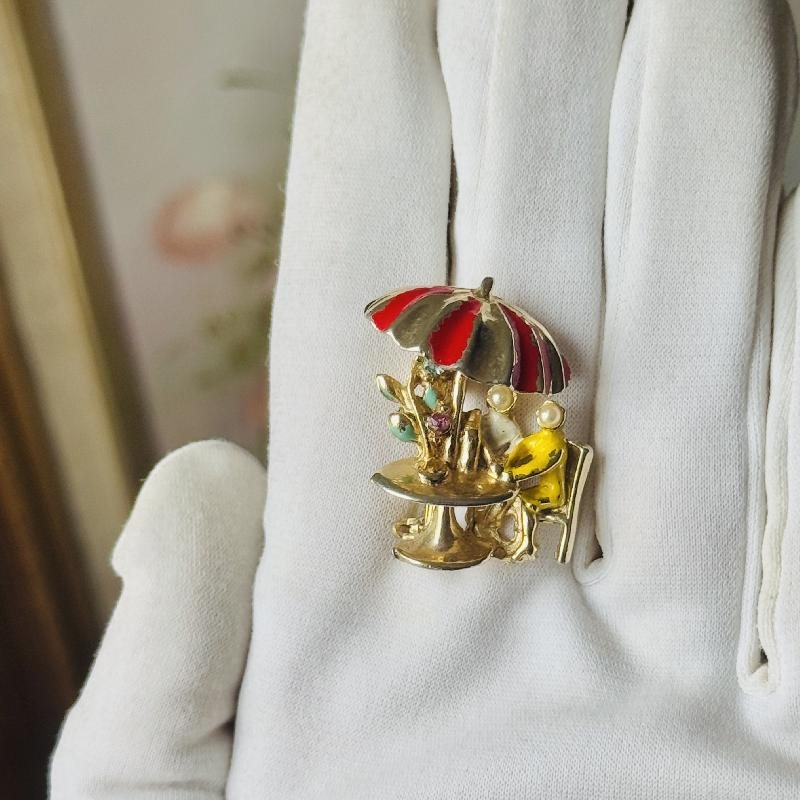 Rare! Vintage Dainty Couple under Parasol at Restaurant Brooch （MT2217）