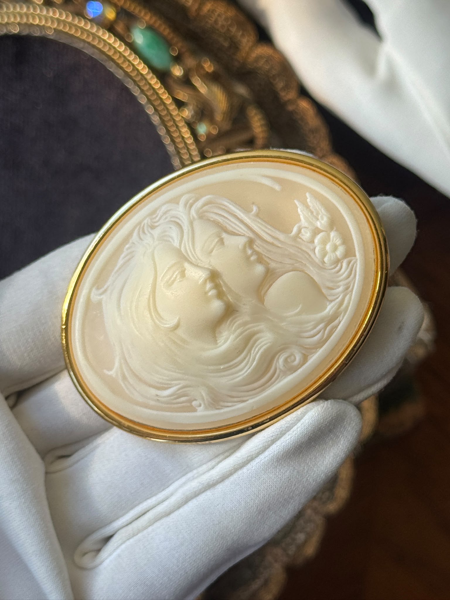 Vintage C.a. 1970s Double Lady Silhouette with Flowing Hair Shell-like Resin Cameo Brooch (MZ025)
