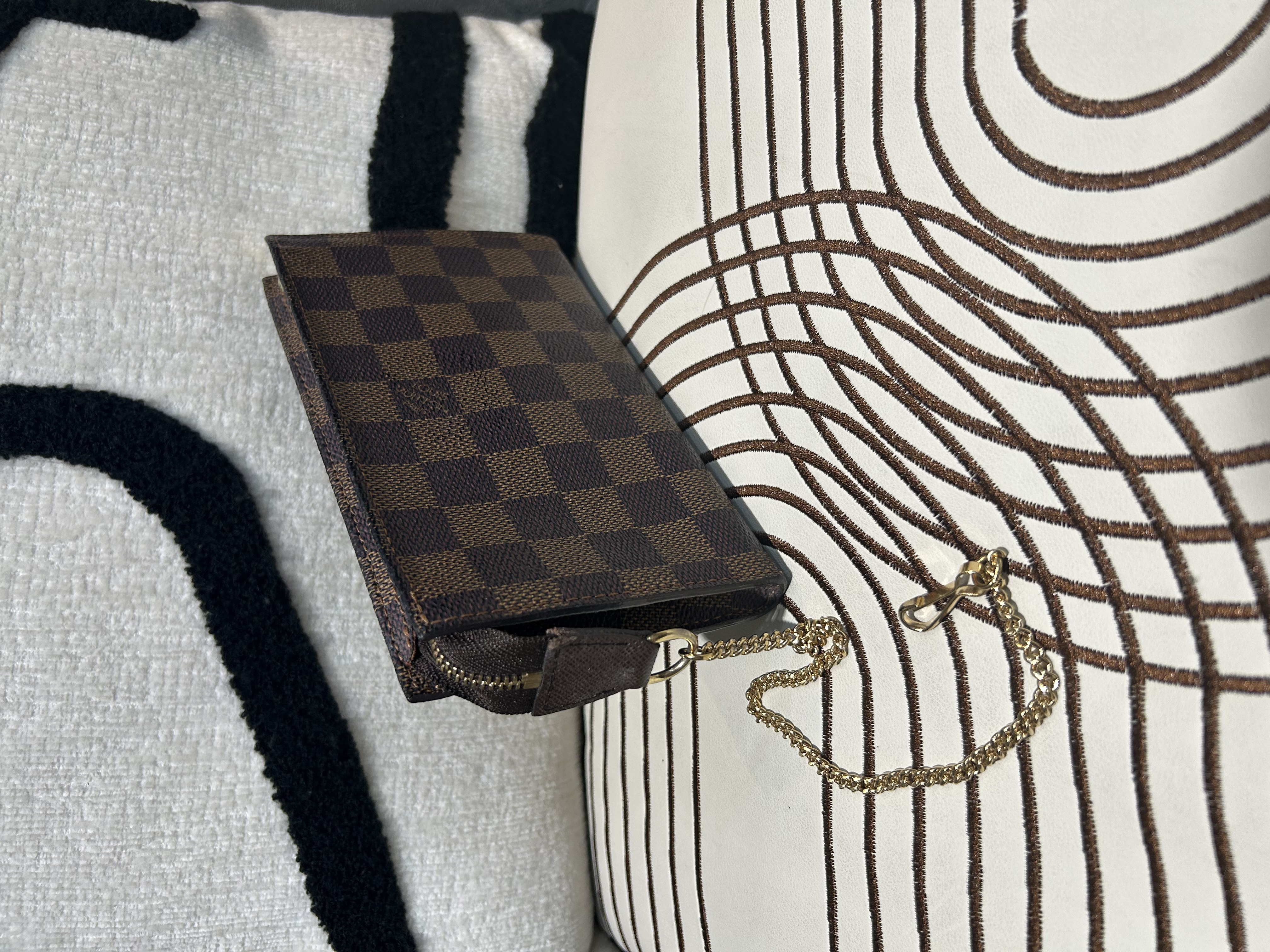LV Pochette Damier 100%Authentic, 95%new