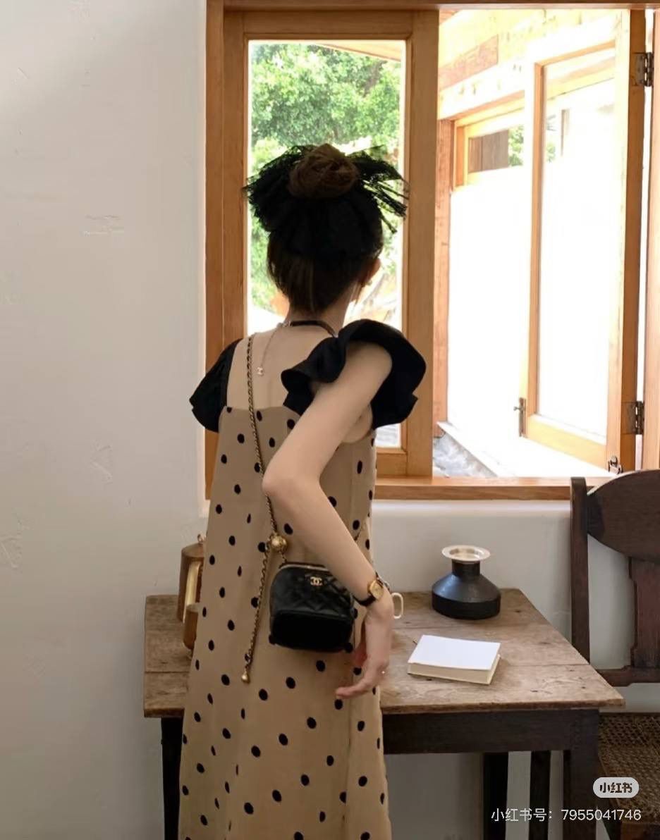 金球口紅包鑒定版👜 一包一碼 支持全球鑒定查驗身份證原廠專G GR皮料過關清單資料可査詢✅ 在時尚的廣袤宇宙中，金球口紅包宛如一顆奪目的璀璨明珠，散發著無可比擬的獨特魅力。 其巧妙之處在於，將口紅收納與精緻手袋完美融合，不僅可隨心調節肩帶長度，更成為點睛之筆，每一次轉動，都宛如開啟時尚魔法的鑰匙 五金：全銅厚鍍24k復古金 皮料：GR原廠小羊皮 尺寸：8.5*11*7cm