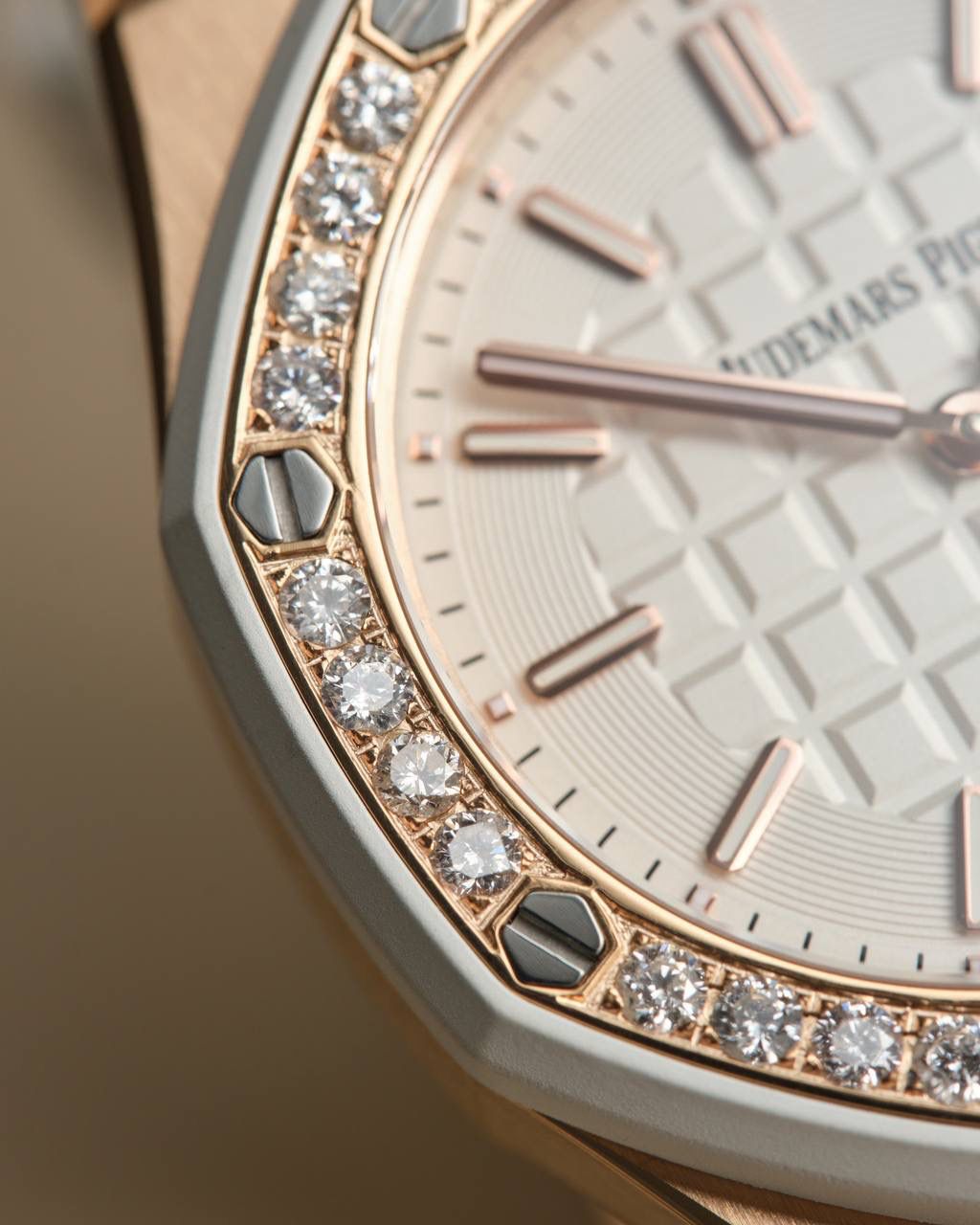 🚀全网独家新款，官网已停售 爱彼女款，皇家橡树离岸型，原装瑞士石英机芯、37表盘、厚度11.1毫米，原装进口防尘表带，反炫光处理蓝宝石水晶玻璃、包18K玫瑰金镶钻，32颗VV S足反南非真钻、精美绝伦、37表盘男女通杀！数量不多、手快有手慢无！