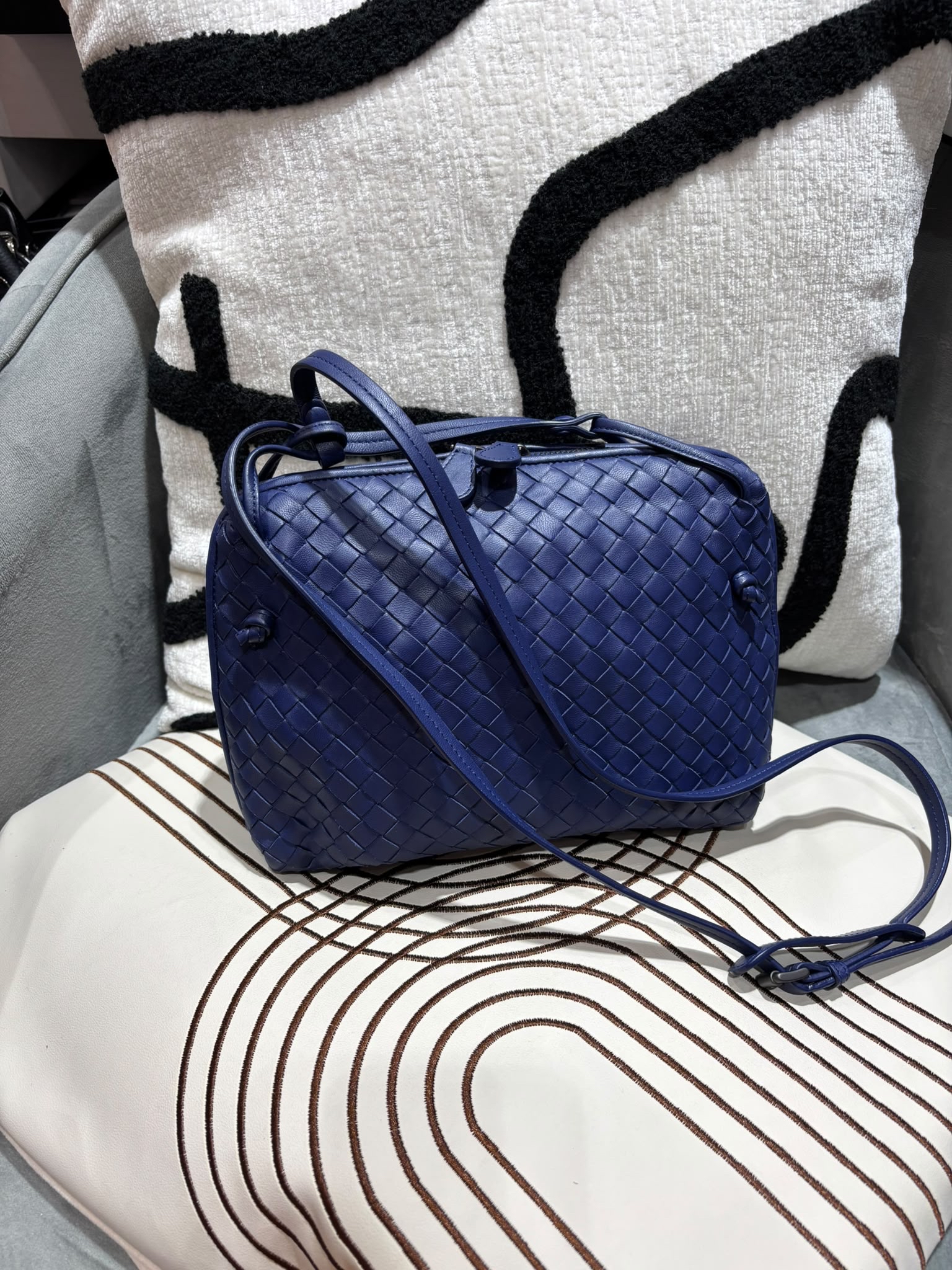 Bottega Veneta Bv Intrecciato Nodini Shoulder Bag  100%Authentic,98%new✅dust bag