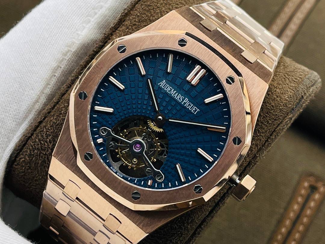 爱彼A P皇家橡树陀飞轮精品腕表 升级细节🔥 1⃣️独家订制Cal.2924机芯，动力储存68小时！ 2⃣️腕表依旧保留的八角形表圈、标志性的六角形螺丝以及经典表带！ 3⃣️皇家橡树系列超薄陀飞轮腕表在经典的“Tapsisserie”格纹上进行再度创新，形成了新的格纹“Tapisserie Evolutive”！熟悉又陌生的表盘格纹装饰带来全新观感，成为这款腕表的点睛之笔。 4⃣️表壳直径为41毫米，厚度为11.2毫米！