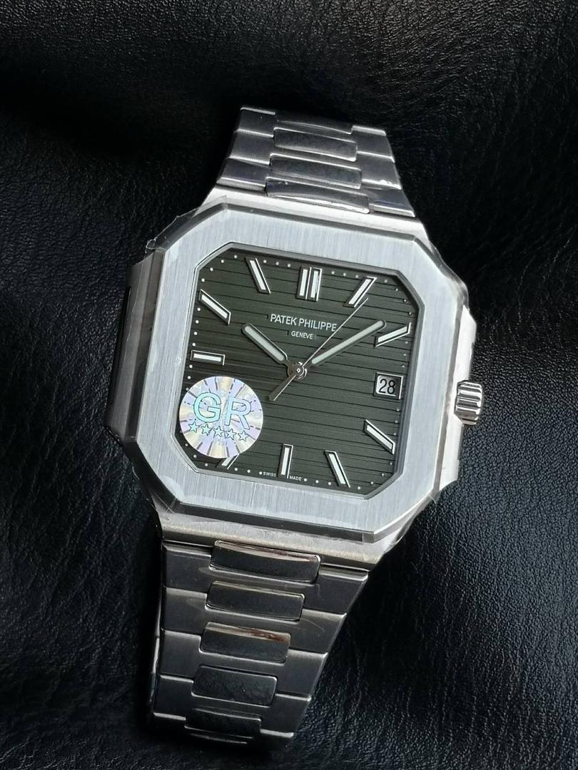 百达翡丽 方形 新系列CUBITUS 5821腕表 亮点特色：1️⃣机芯:搭载定制9015改Cal.26-330 SC一体机，调时不停秒，调时不停秒，摆轮位置均与正品一致，自动上链机芯。2️⃣钢带:316L定制级人体工程学表带，新扣款式。3️⃣表壳:尺寸45毫米厚度仅8.3mm，为表壳对角线长度(即10点位至4点位),因为表壳近似于方形，上下边的宽度会小于这一数值，所以视觉效果并不是很大。 搭配上，5821属于运动风格腕表，日常搭配正装和休闲风格也可以。