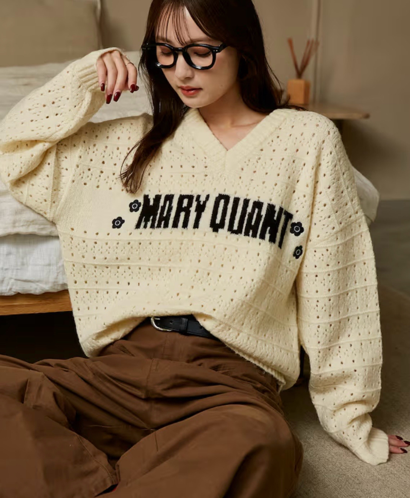 MARY QUANT V-NECK LOGO KNIT