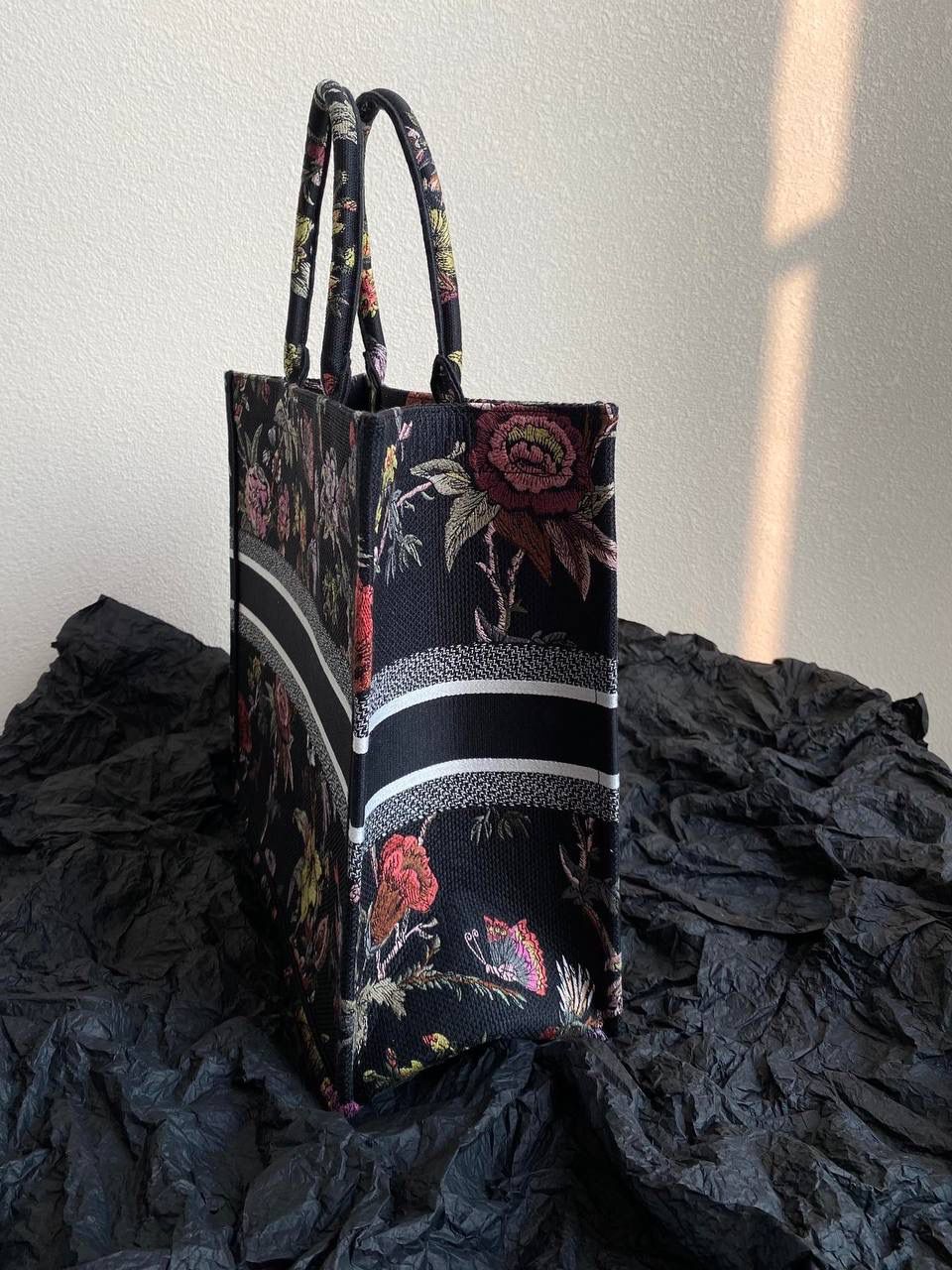 🈶植物花园，黑色大号 𝗖𝗗 𝗕𝗼𝗼𝗸 𝗧𝗼𝘁𝗲 23早春度假系 浪漫的花卉刺绣，细节感非常强了 栩栩如生，不言而喻的精湛刺绣工艺 握住只有你的花花世界吧 42×35×18.5cm