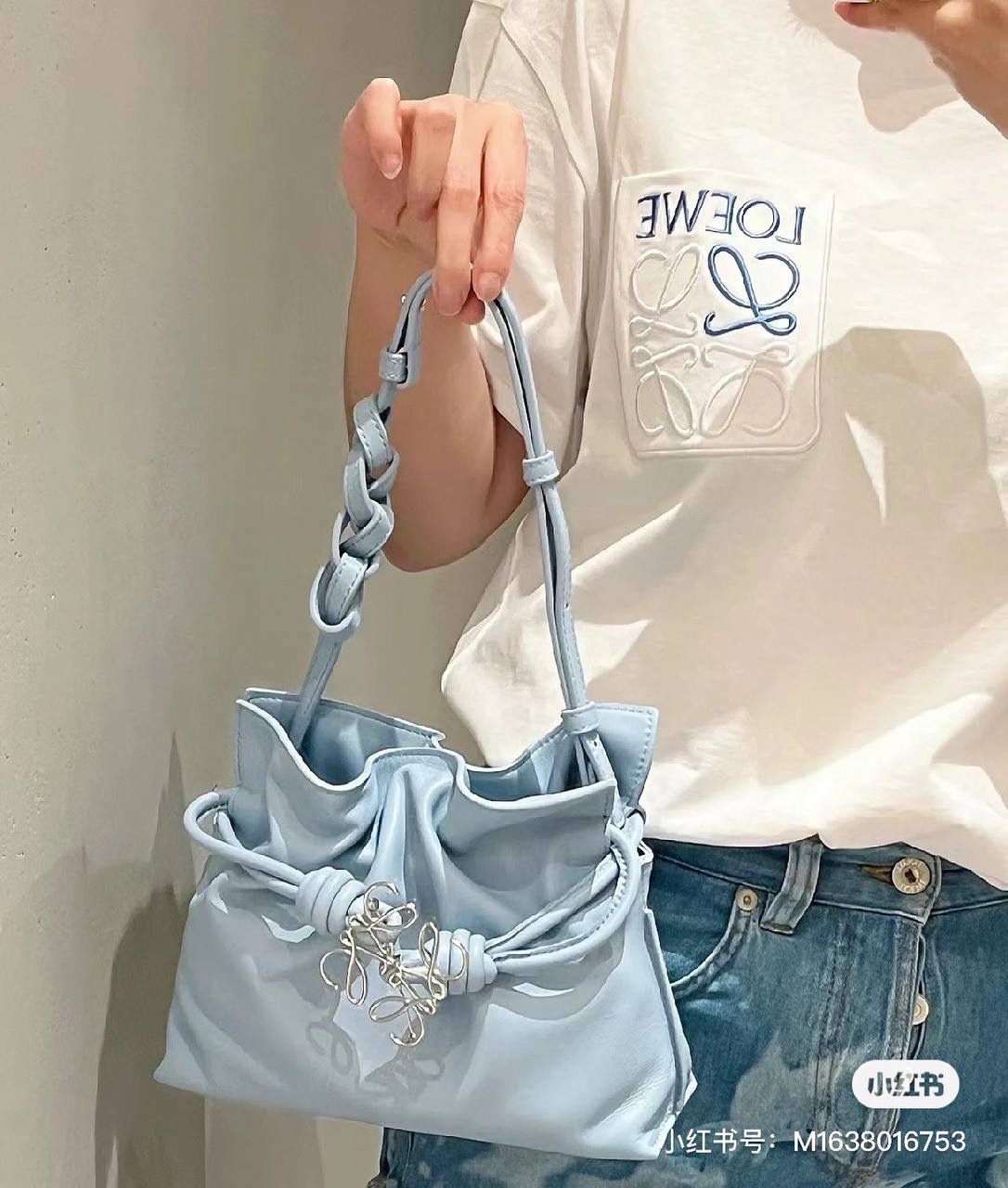 Flamenco clutch-NEW ✦迷你✦ 尺寸：𝟐𝟐.𝟓-𝟏𝟖-𝟗𝐜𝐦 型号：052030灰蓝色 ❤️mini flamenco clutch bag 可手拿亦可优雅斜挎 云朵般温暖亦轻盈的造型如此简单，💯耐看💯不会out的款式！ ❤️包袋采用进口小牛皮，手感如羊皮般细腻柔软，却比羊皮更加结实耐用，麂皮内衬 ❤️品牌标志性绳结设计，收紧袋口就是小福袋造型，超Q，看着不大实际超会装😇