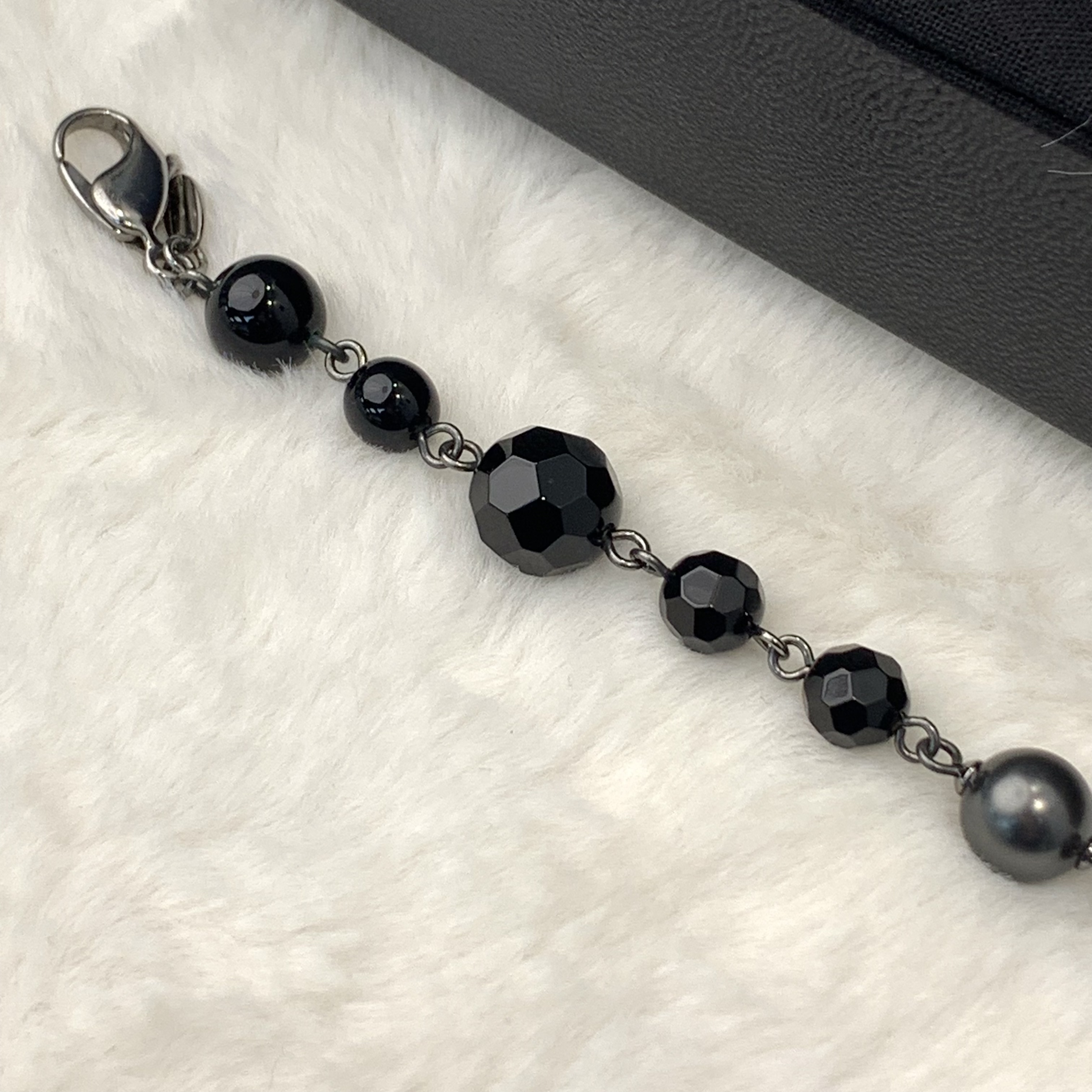 Chanel黑色配灰色珍珠手鏈大logo