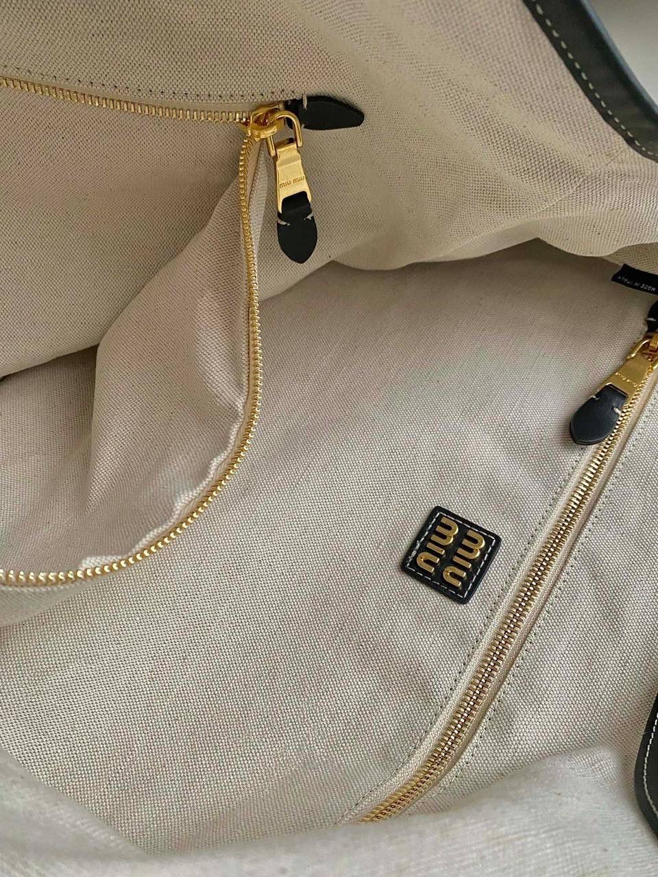 🈶黑色大号 𝗠𝗶𝘂𝗠𝗶𝘂托特！！ 近年miu家真的很会，都是心头爱 慵懒惬意的敞口托特搭配弧形包口 同色系浮雕logo低调又高级 软而不塌的全牛皮质感绝！ 中号大气的包身，男生女生都能驾驭 随时随地的凹造型 小号可以斜挎 小巧可爱，可太适合霓虹妹了 被痕痕拿捏住了🤙🏻 40×39×18cm #F0120m