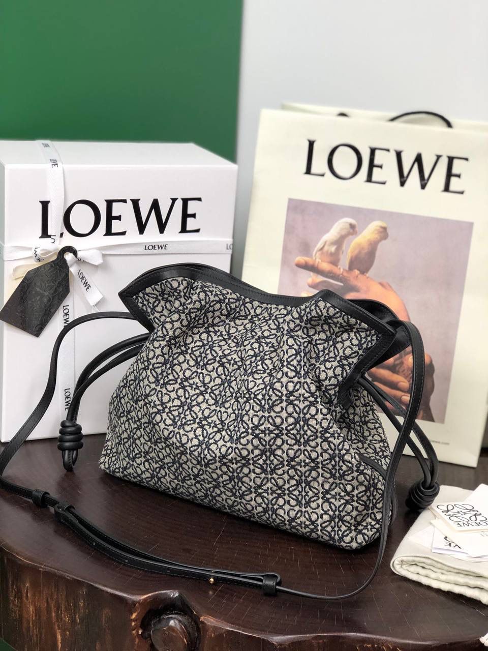 Flamenco clutch-NEW ┈┈┈୨୧┈┈┈ ✦中号✦ ❤️flamenco clutch bag可手拿亦可优雅斜挎 云朵般温暖亦轻盈的造型如此简单，💯耐看💯不会out的款式！ ❤️包袋采用进口小牛皮和提花帆布制成，手感如羊皮般细腻柔软，却比羊皮更加结实耐用，肩背、斜挎或手拿，🉑拆卸🉑调节长度。经典Anagram图案，人字纹棉质衬里。 ❤️ 采用拉绳收紧，品牌标志性绳结设计，收紧袋口就是小福袋造型，超Q，看着不大实际超会装😇 中号尺寸：30-24.5-10.5cm 编码：052028 迷你尺寸：22.5-18-9cm 编码：052030