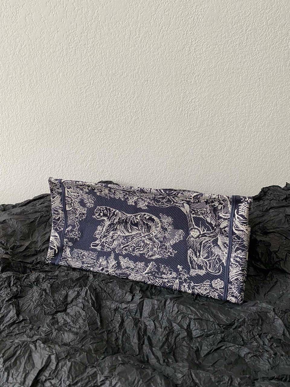 🈶黑白老虎，中号 𝗖𝗗 𝗕𝗼𝗼𝗸 𝘁𝗼𝘁𝗲丛林系列购物袋 全手工立体刺绣 凹凸有致 浓厚的复古艺术气息简直是行走的艺术品 超大容量更是吹爆它 🔥🤩 特别适合想把整个家带出门的姑娘 妈咪袋 公文包 旅行出游好帮手 时髦精凹造型必须拥有 36×27×16cm