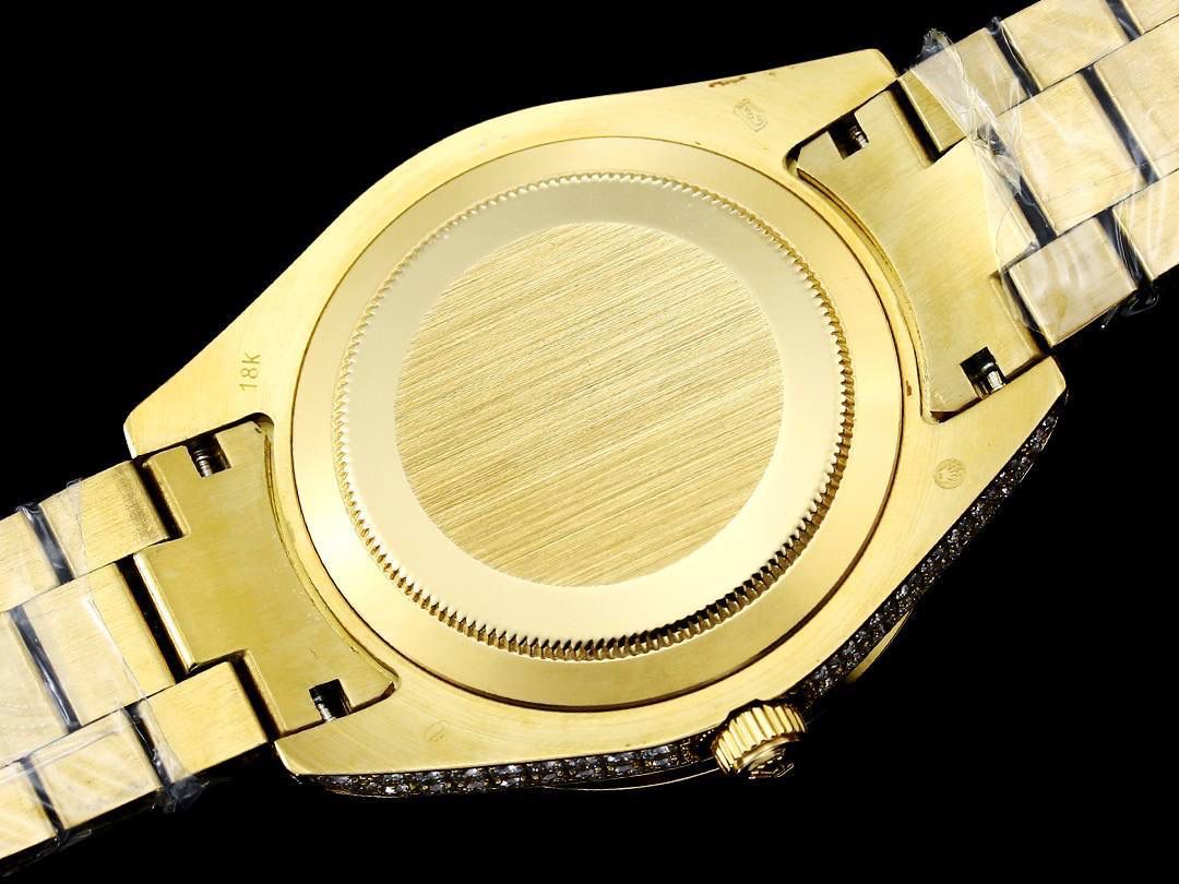 💍劳力士ROLEX 奢华极致满天星版本腕表904精钢打造，密镶顶级施华洛世奇美钻，奢华品质的诠释，璀璨夺目，魅力绽放。表壳表链全镶满美钻，金光闪闪，机芯可选择2824机和国产，腕表尺寸42mm！💍