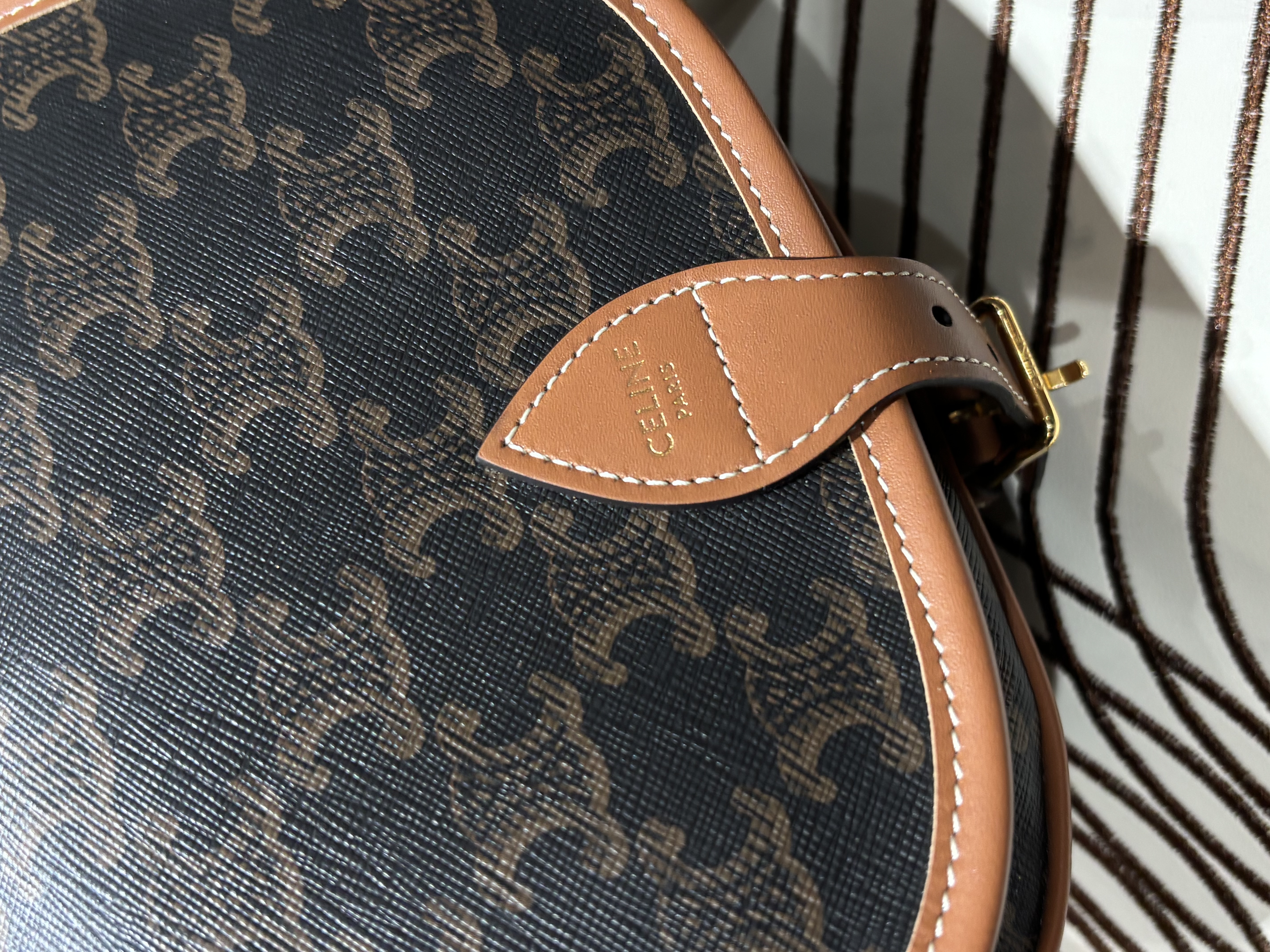 全新未使用品 CELINE FOLCO medium Crossbody Bag 100%Authentic, 全新未使用品 ✅tap✅dust bag