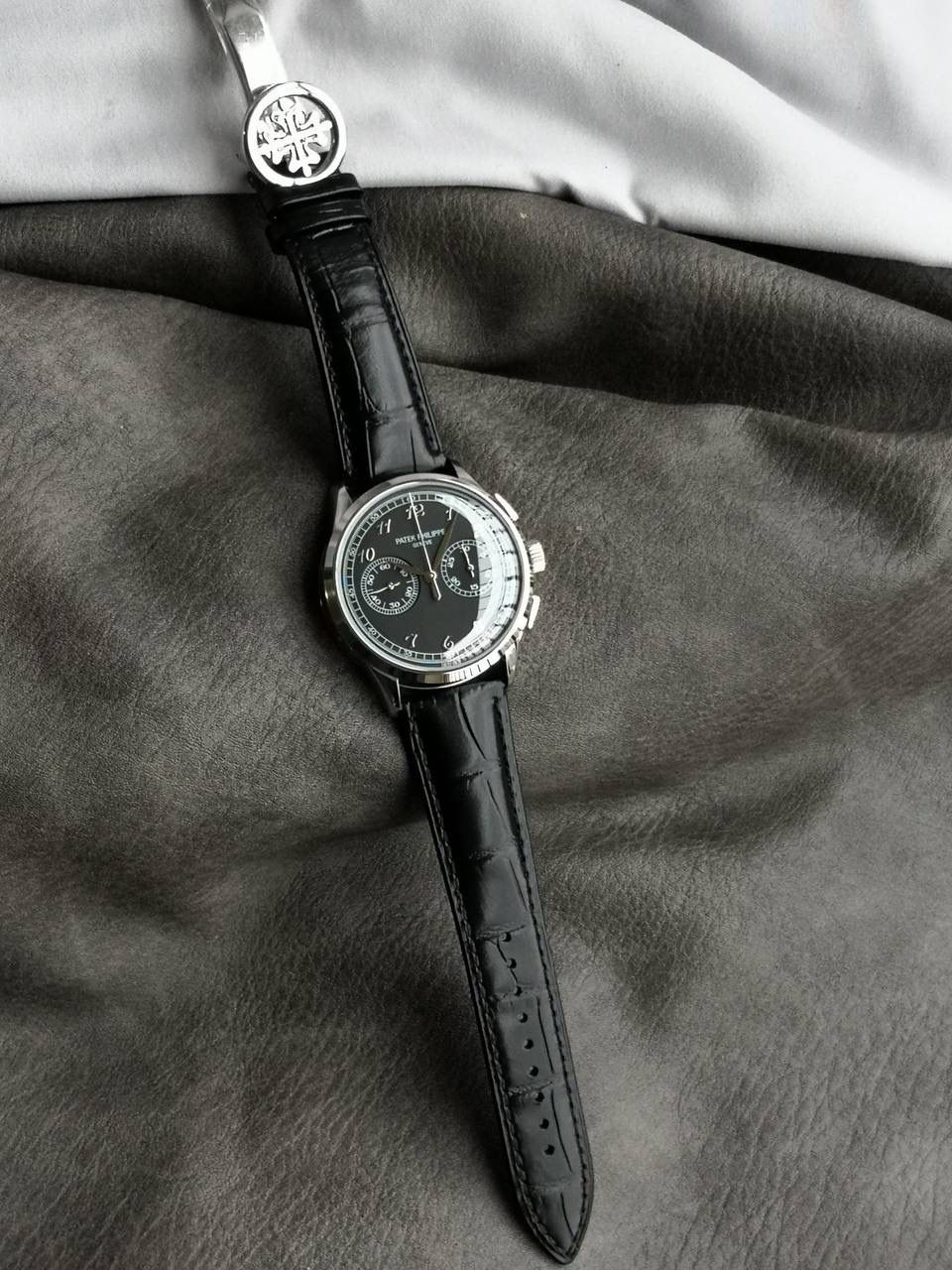 百达翡丽复杂功能时计5170G多功能腕表，堪称腕表精品当中的精品！😍✨🔥 腕表直径为42毫米，作为一款男士腕表，它的表盘大小适中。为我们奉上对称的美感，整个表盘的布局大方得体，包括了如此之多的功能的同时，又不会让人觉得繁杂。 机芯采用了7750机芯完美还原正品诸多功能，提供了强大的时间衡量功能。意大利牛皮表带，专属的灯笼扣，任何季节，任何场所，任何职业人均适合佩戴，让手腕佩戴得更舒适，让气质绽放。此款腕表具有30米防水功能，满足大众日常生活，休闲度假必备腕表。 百达翡丽5170G可以说是腕表中的精品，功能方面的巧妙构思，外观上的合理布局，以及优越的机芯性能，无一不体现出百达翡丽的独特设计，一件经典的艺术品，一件完美的收藏品。