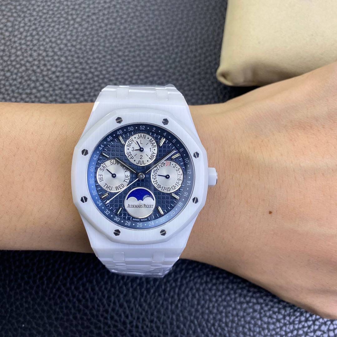 改装款 针位ZP一致 AP26579白陶瓷，皇家橡树系列在“Grande Tapisserie”大格纹装饰表盘上，日期、星期、月份、月相，和四个眼睛的位置与原装同步，并以真实的月球图像显示天文精确月相，形成鲜明对比，直径41mm，复刻一体机5134自动上链机芯，厚度10.5mm（区别市面普通版本14mm ）所有功能真实可用，更薄 更像 ！