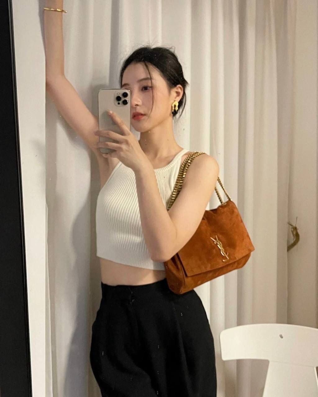 经典王🔥 ys1 kate双面鳄鱼纹/麂皮棕中号🐻 我个人很喜欢的一只ys1 一只包有两种风格(双面能用) 春夏用牛皮面，秋冬用麂皮面 有没有和我一样不喜欢定型包的姐妹 就喜欢这只双面kate软piapia的随性感☺️ 容量贼大，自重还轻，爱了爱了～ 28.5×20×6cm553804m