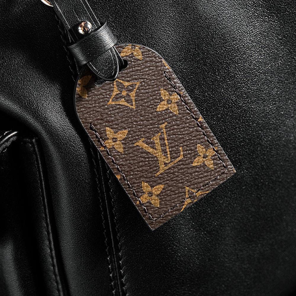 特级新款CARRYALL CARGO 黑色👜✨ 本款 CarryAll Cargo 小号手袋以柔软羊皮革呈现时尚微皱效果 并为深邃背景搭配抛光金属件与慵懒构型 成就昼夜场合佳选 可拆卸肩带与链带实现多种造型可能 🌟size：33.5x23x15cm